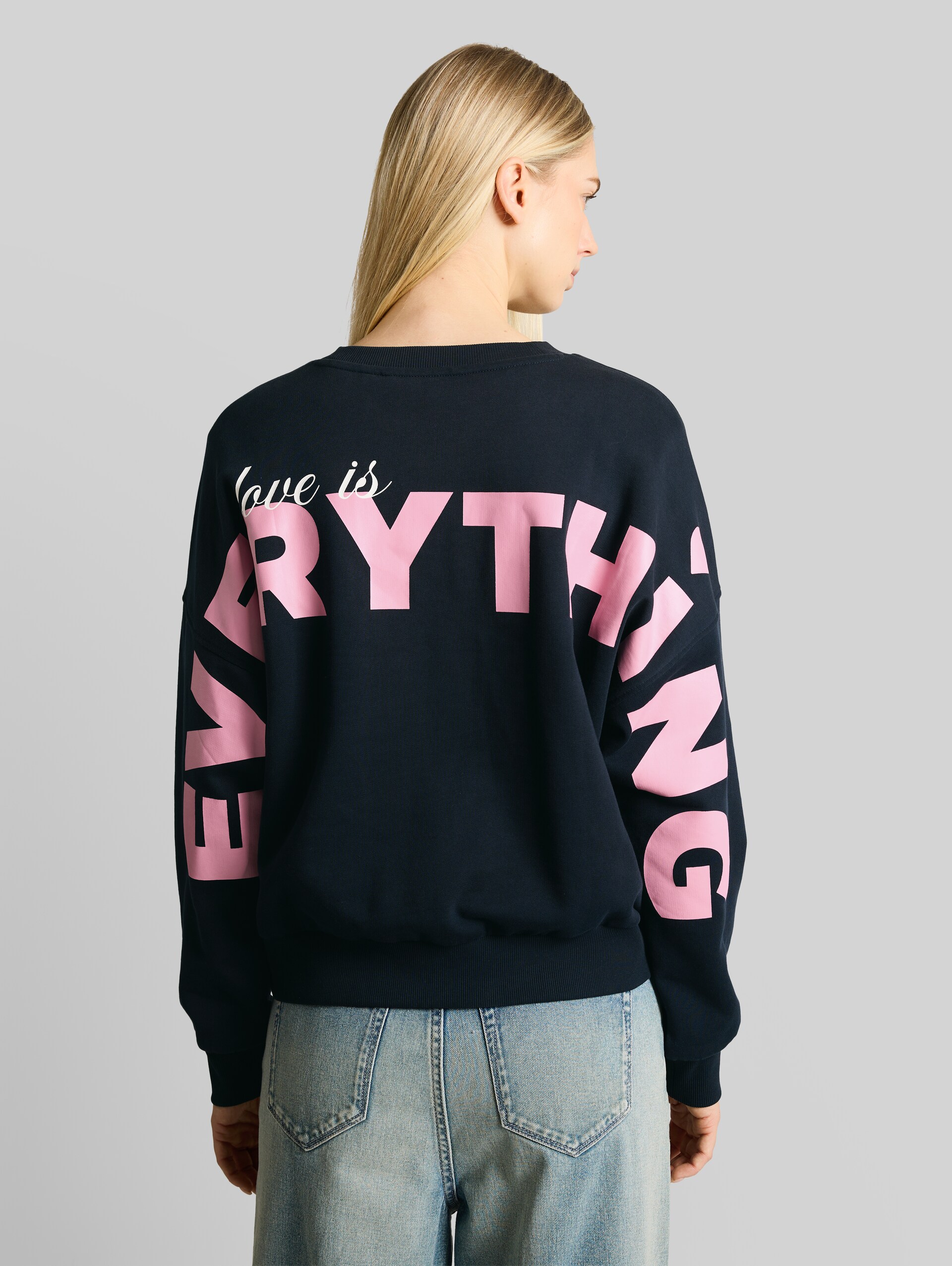 Loose-fit sweatshirt - midnight navy blue - Neckline model-back view