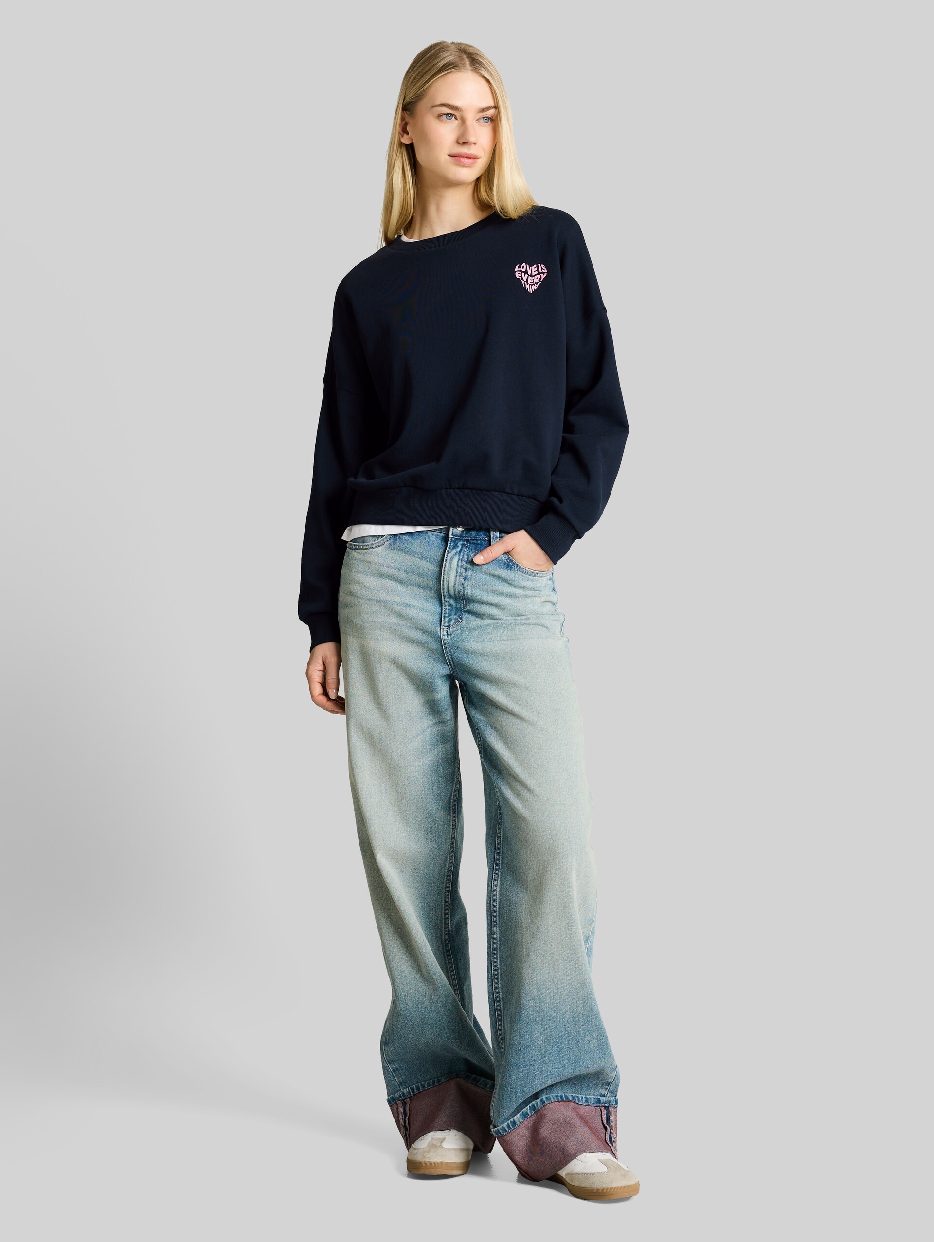 Loose-fit sweatshirt - midnight navy blue - Model front view