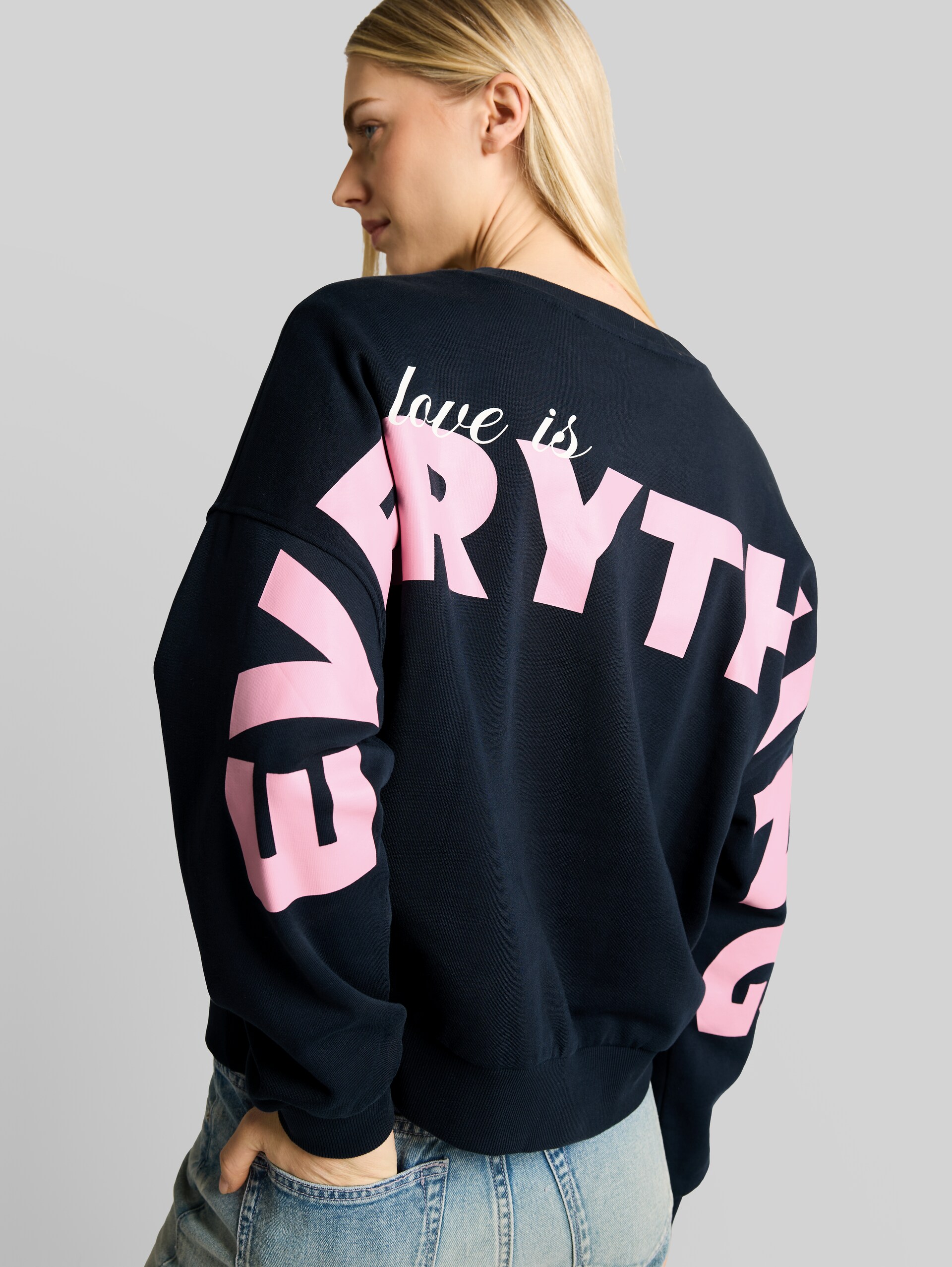 Loose-fit sweatshirt - midnight navy blue - Detail model view