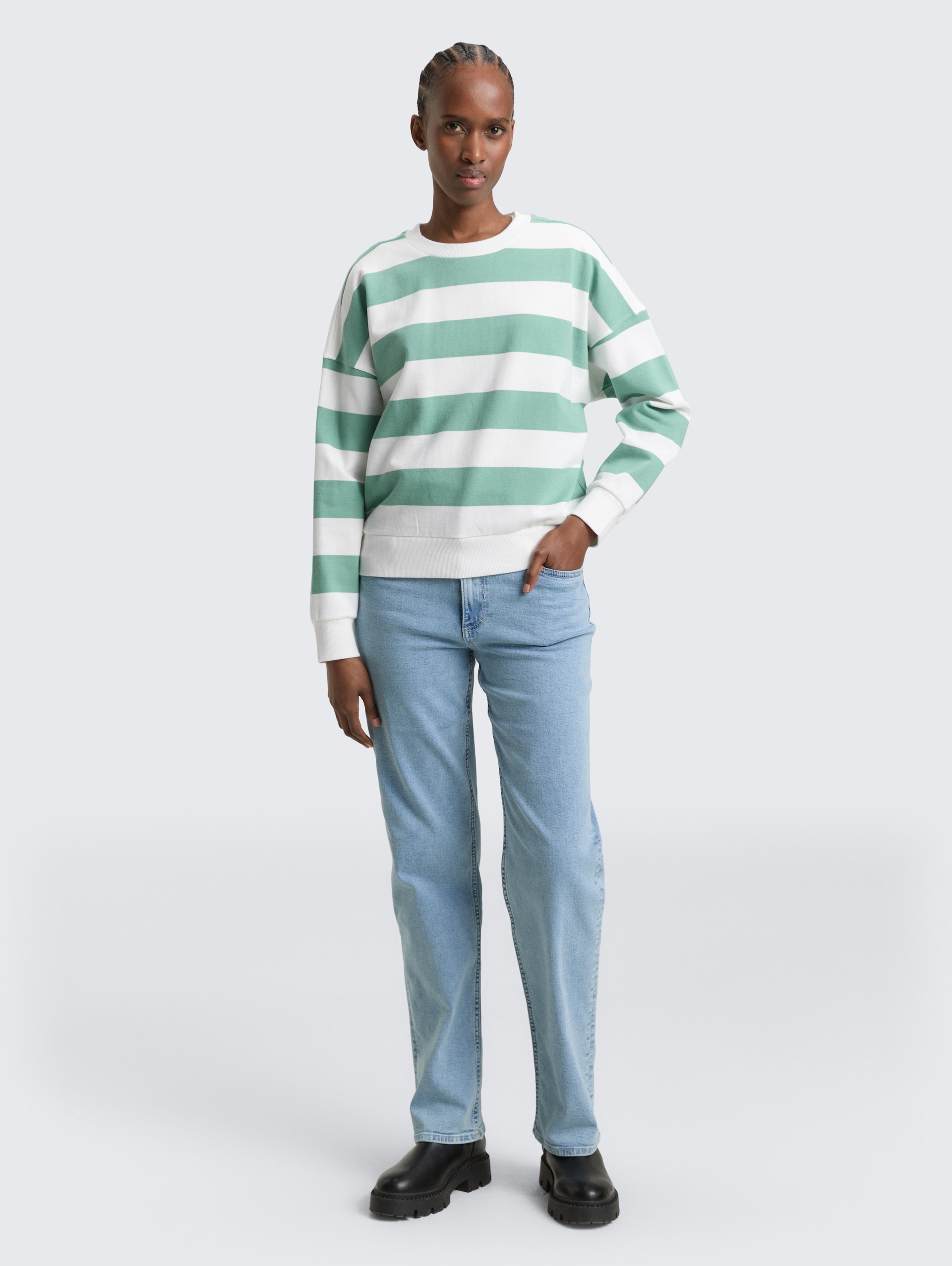 Sweatshirt met losse pasvorm - bleached green white stripe - Model vooraanzicht