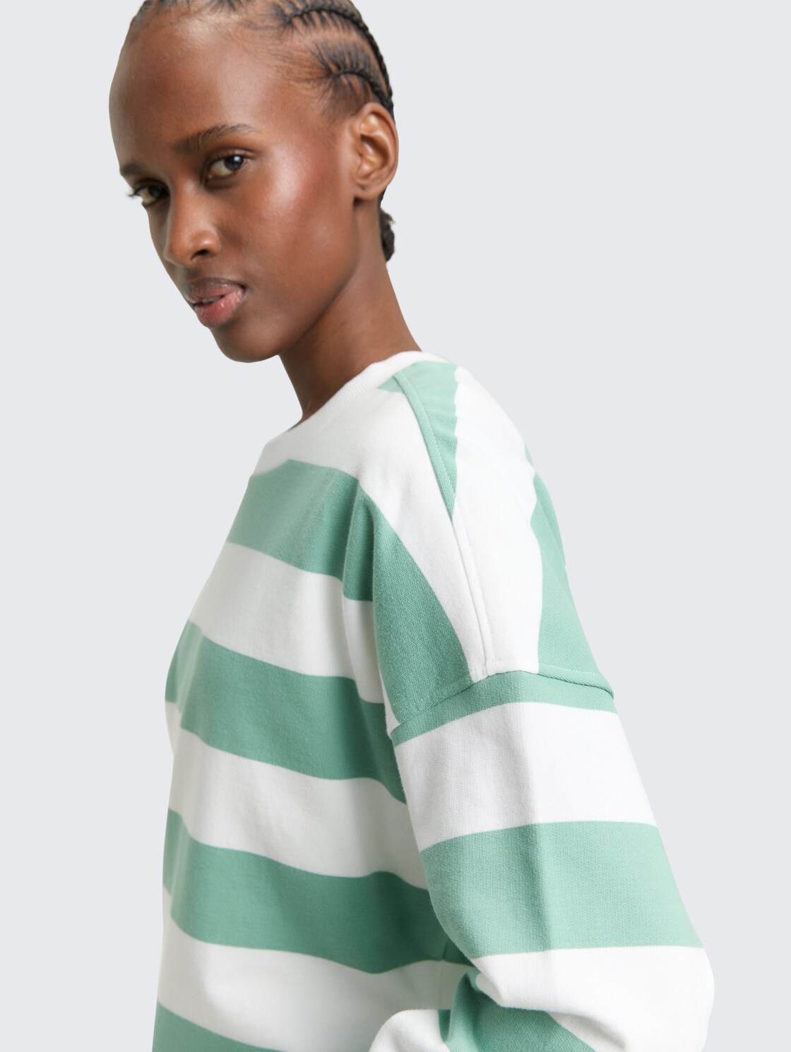 Loose Fit Sweatshirt - bleached green white stripe - Detail-Model-Ansicht