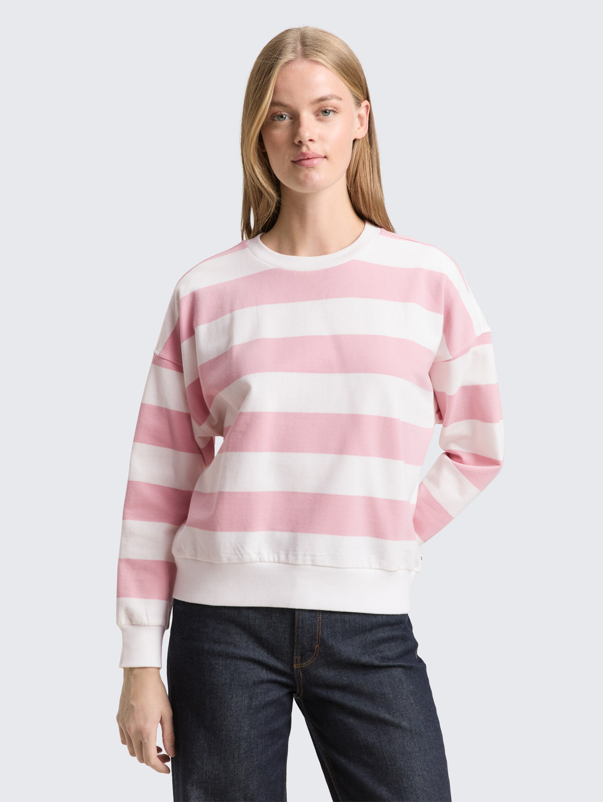 Loose Fit Sweatshirt - soft rose white stripe - Ausschnitt Model-Vorderansicht