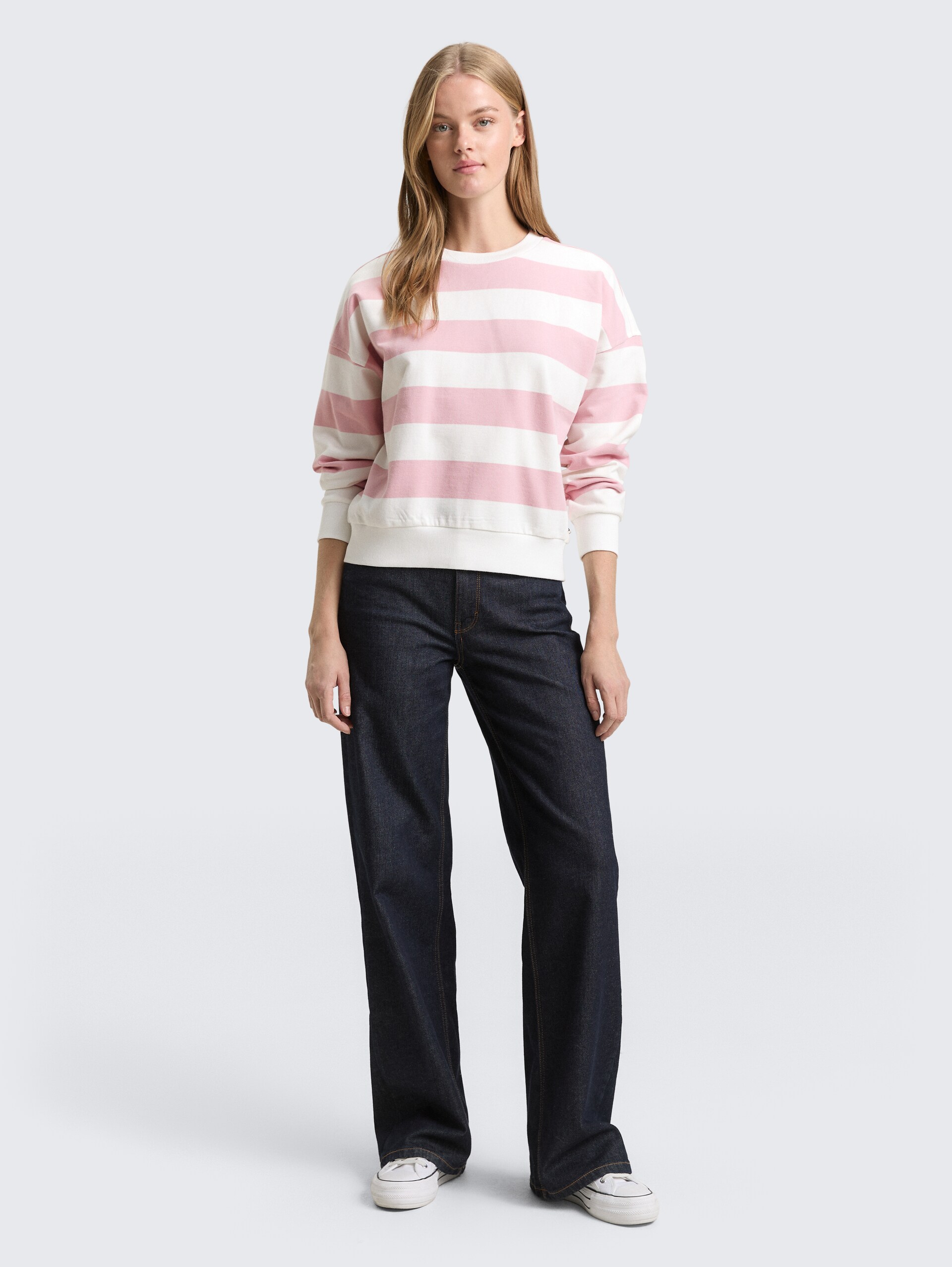 Loose Fit Sweatshirt - soft rose white stripe - Model-Vorderansicht