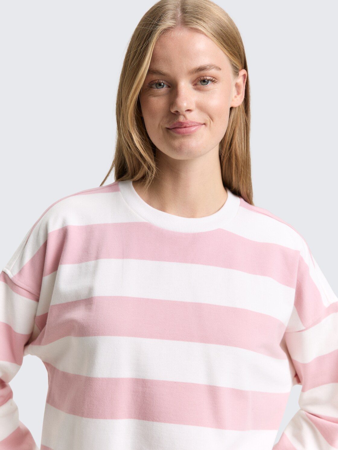 Loose Fit Sweatshirt - soft rose white stripe - Detail-Model-Ansicht