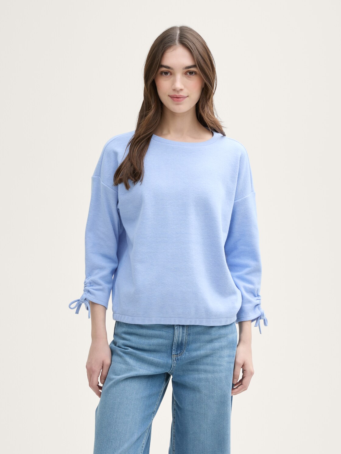 Cosy Sweatshirt mit Raffärmeln - Light Blue Melange - Ausschnitt Model-Vorderansicht