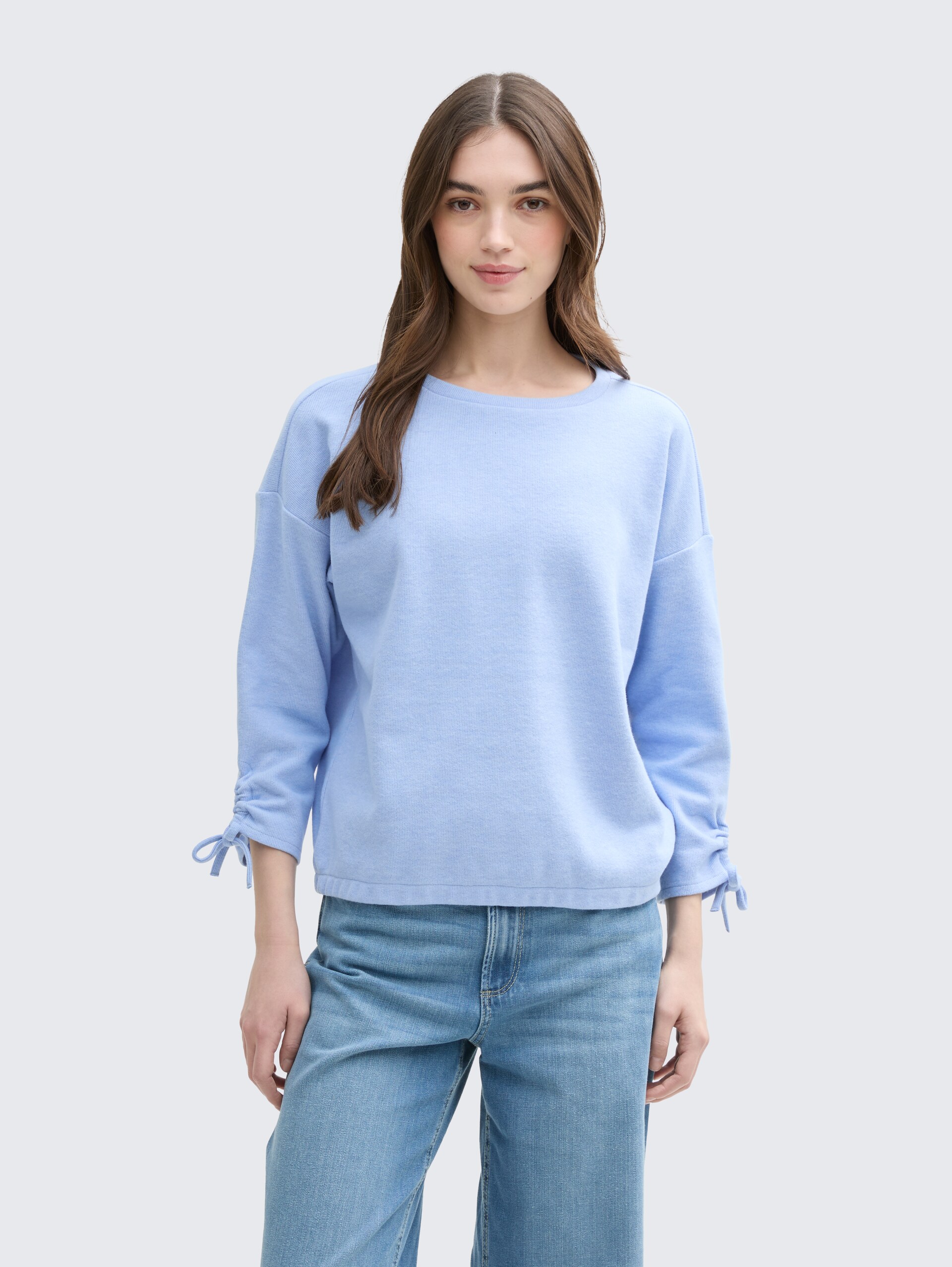 Cosy Sweatshirt mit Raffärmeln - Light Blue Melange - Ausschnitt Model-Vorderansicht