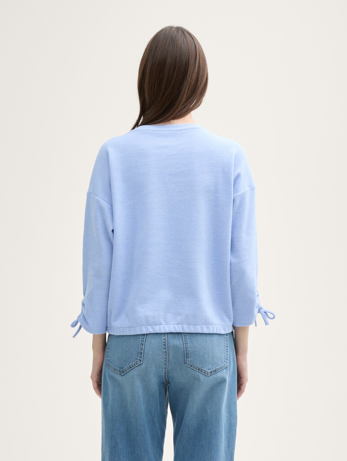 Cosy Sweatshirt mit Raffärmeln - Light Blue Melange - Auschnitt Model-Rückansicht