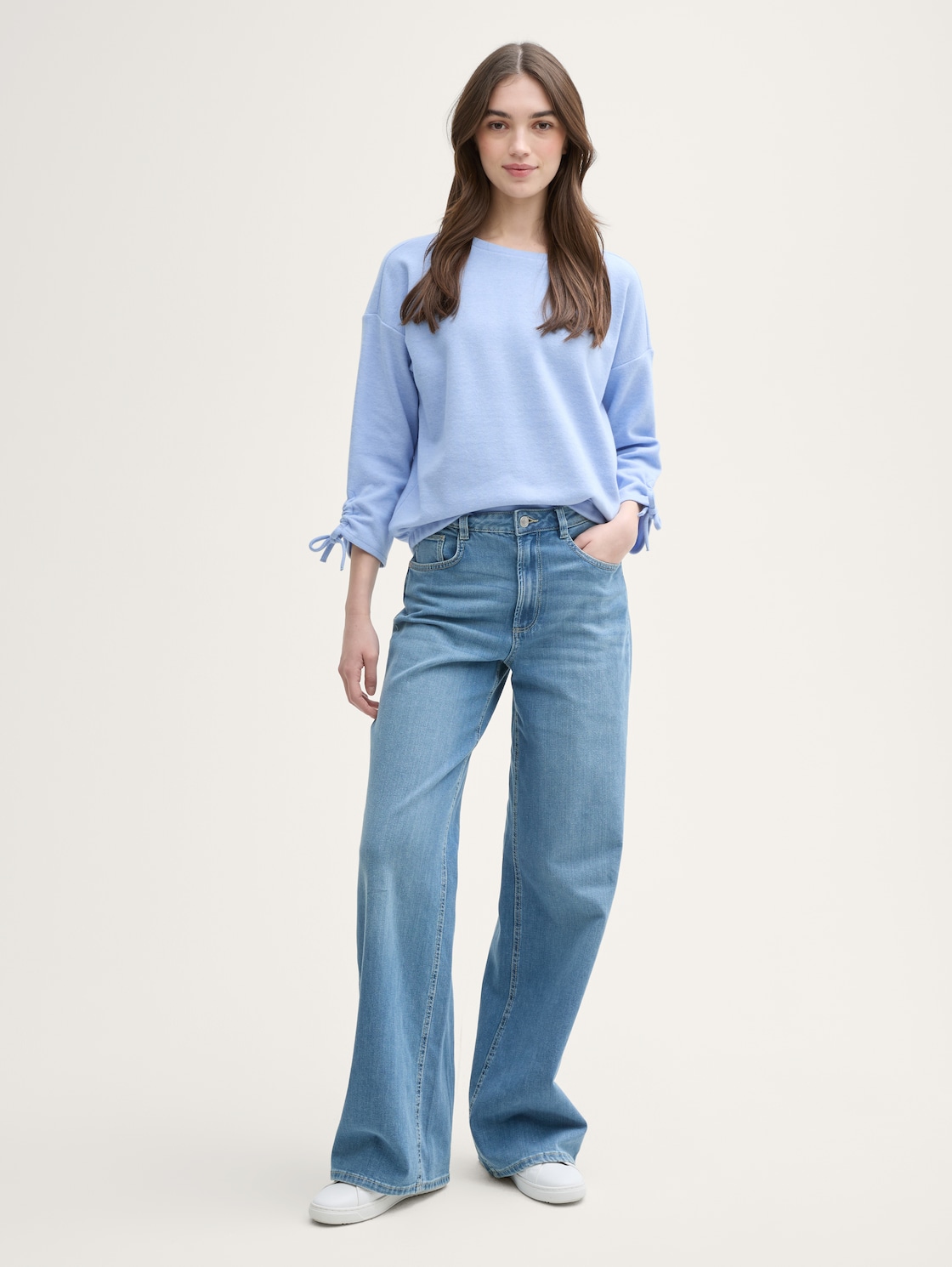 Cosy Sweatshirt mit Raffärmeln - Light Blue Melange - Model-Vorderansicht