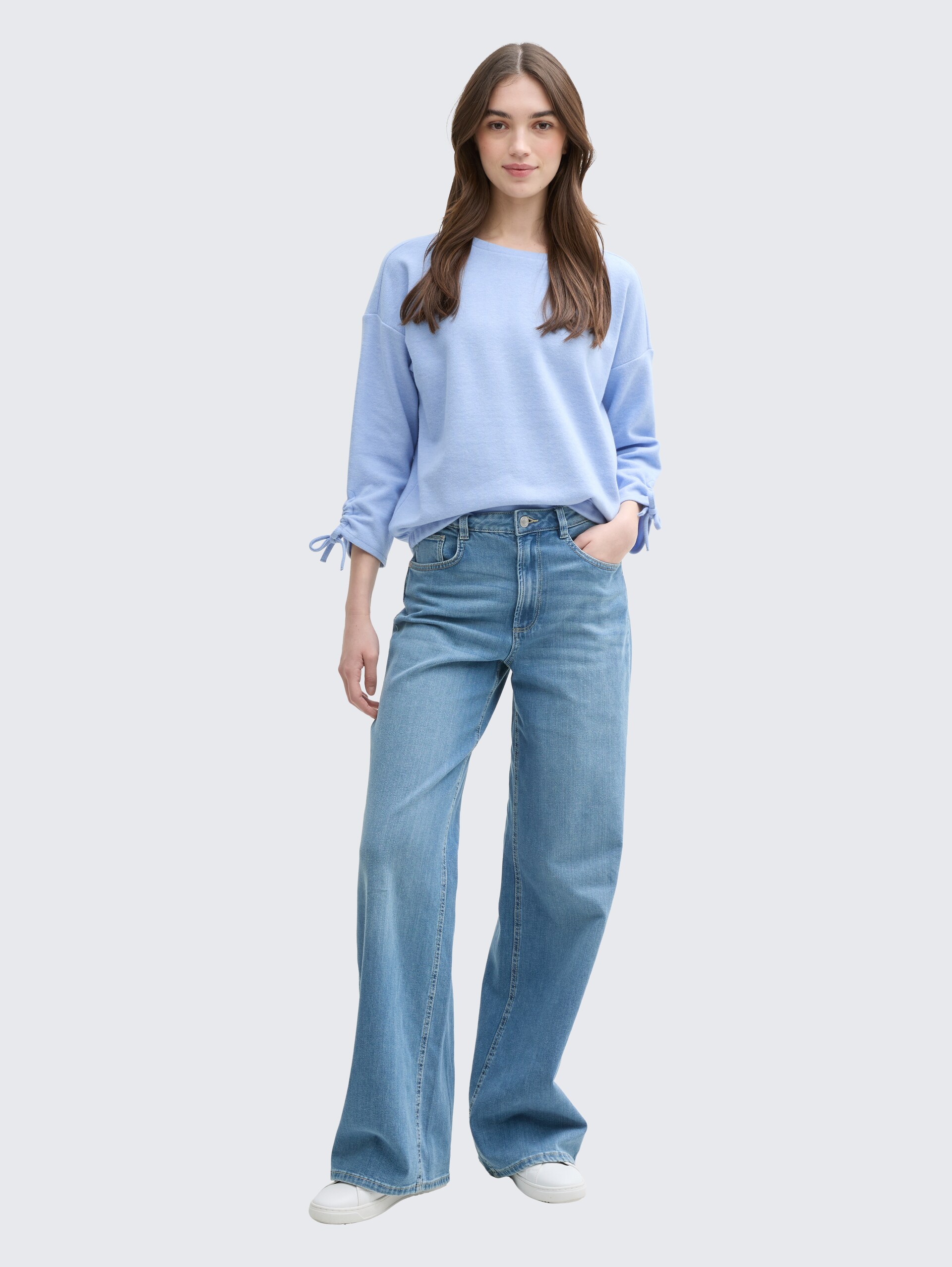 Cosy Sweatshirt mit Raffärmeln - Light Blue Melange - Model-Vorderansicht