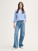Cosy Sweatshirt mit Raffärmeln - Light Blue Melange - Model-Vorderansicht