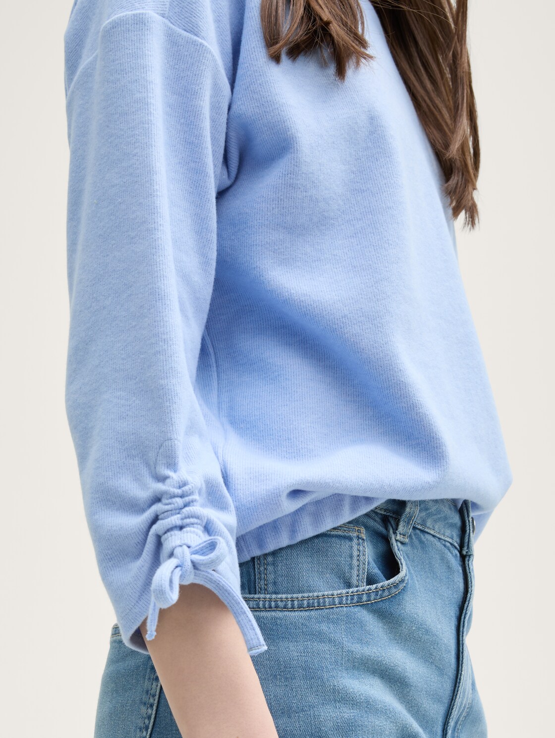 Cosy Sweatshirt mit Raffärmeln - Light Blue Melange - Detail-Model-Ansicht
