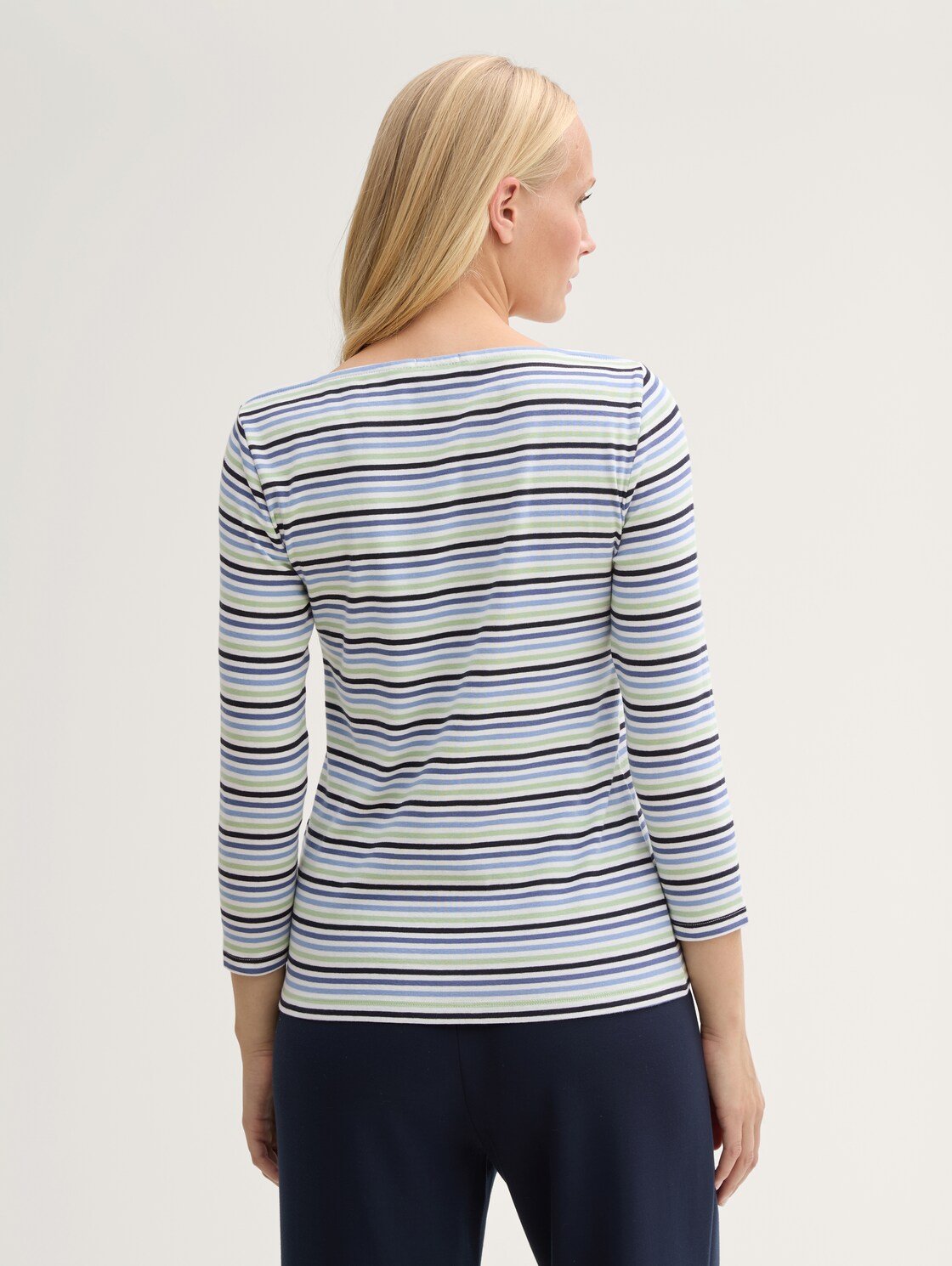 Langarmshirt mit Streifenmuster - blue green regular stripe - Auschnitt Model-Rückansicht