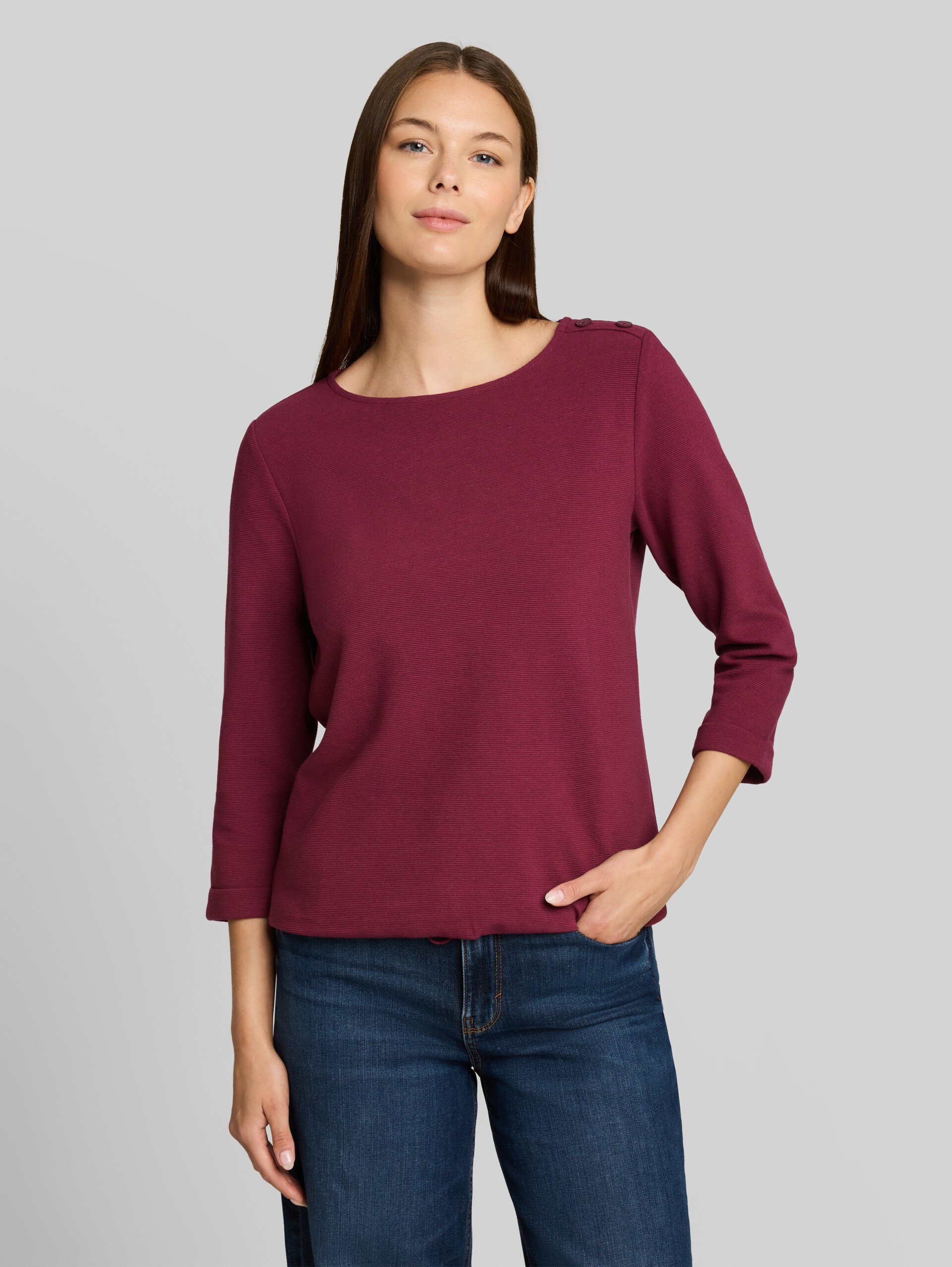 Langarmshirt mit Knopf-Details - Preppy Plum - Ausschnitt Model-Vorderansicht