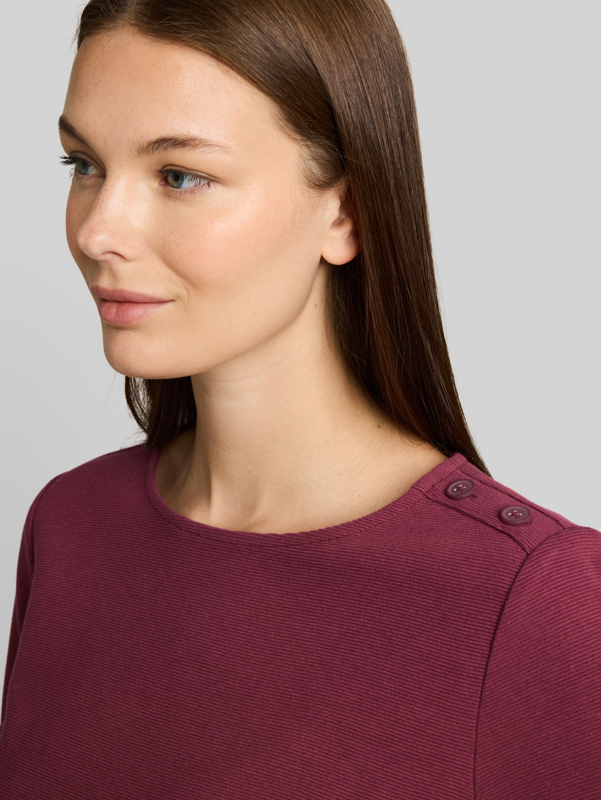 Langarmshirt mit Knopf-Details - Preppy Plum - Detail-Model-Ansicht