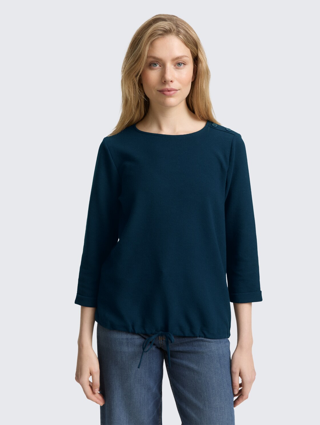 Langarmshirt mit Knopf-Details - sky captain blue - Ausschnitt Model-Vorderansicht