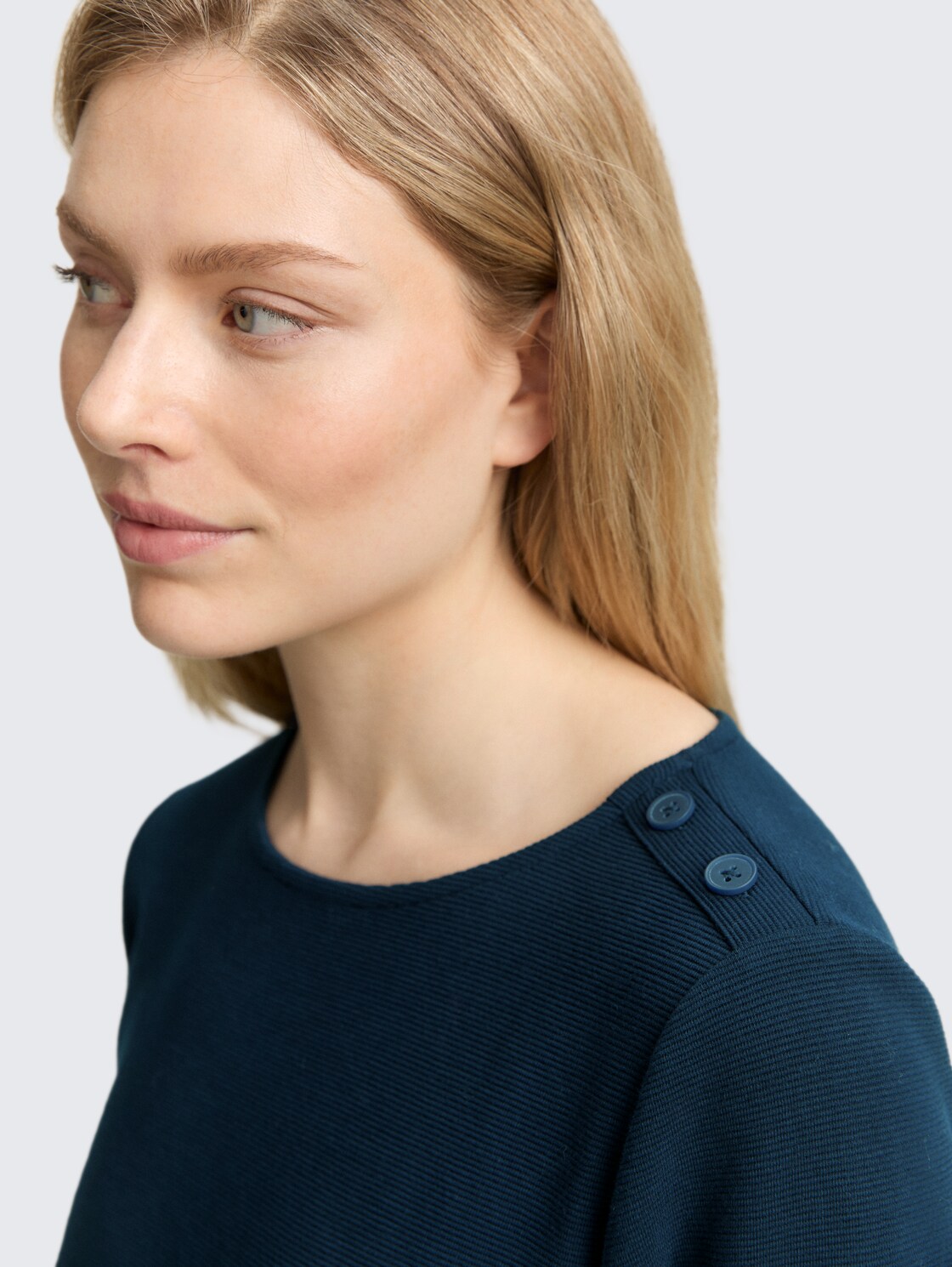 Langarmshirt mit Knopf-Details - sky captain blue - Detail-Model-Ansicht