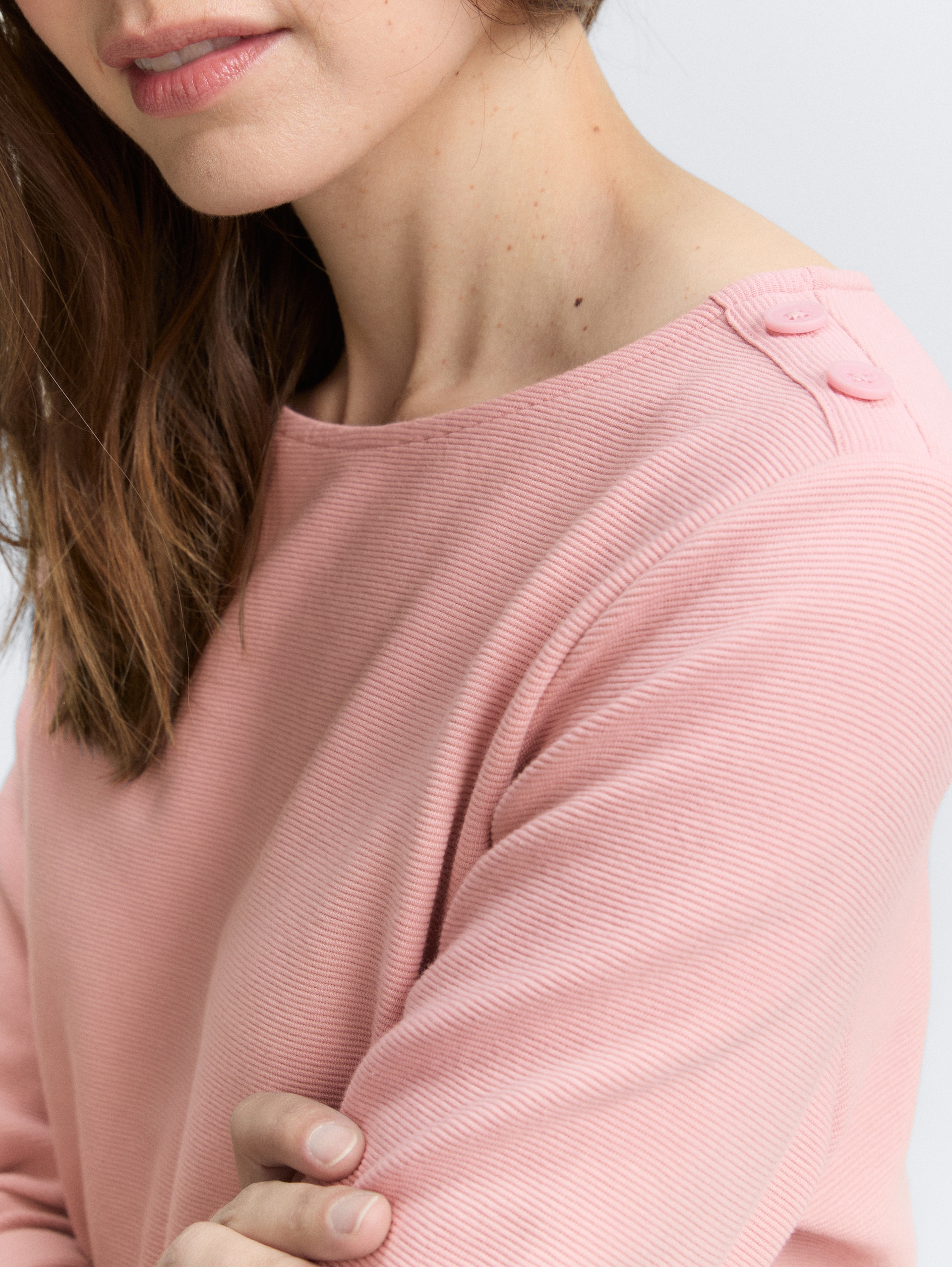 Langarmshirt mit Knopf-Details - Morning Pink - Detail-Model-Ansicht