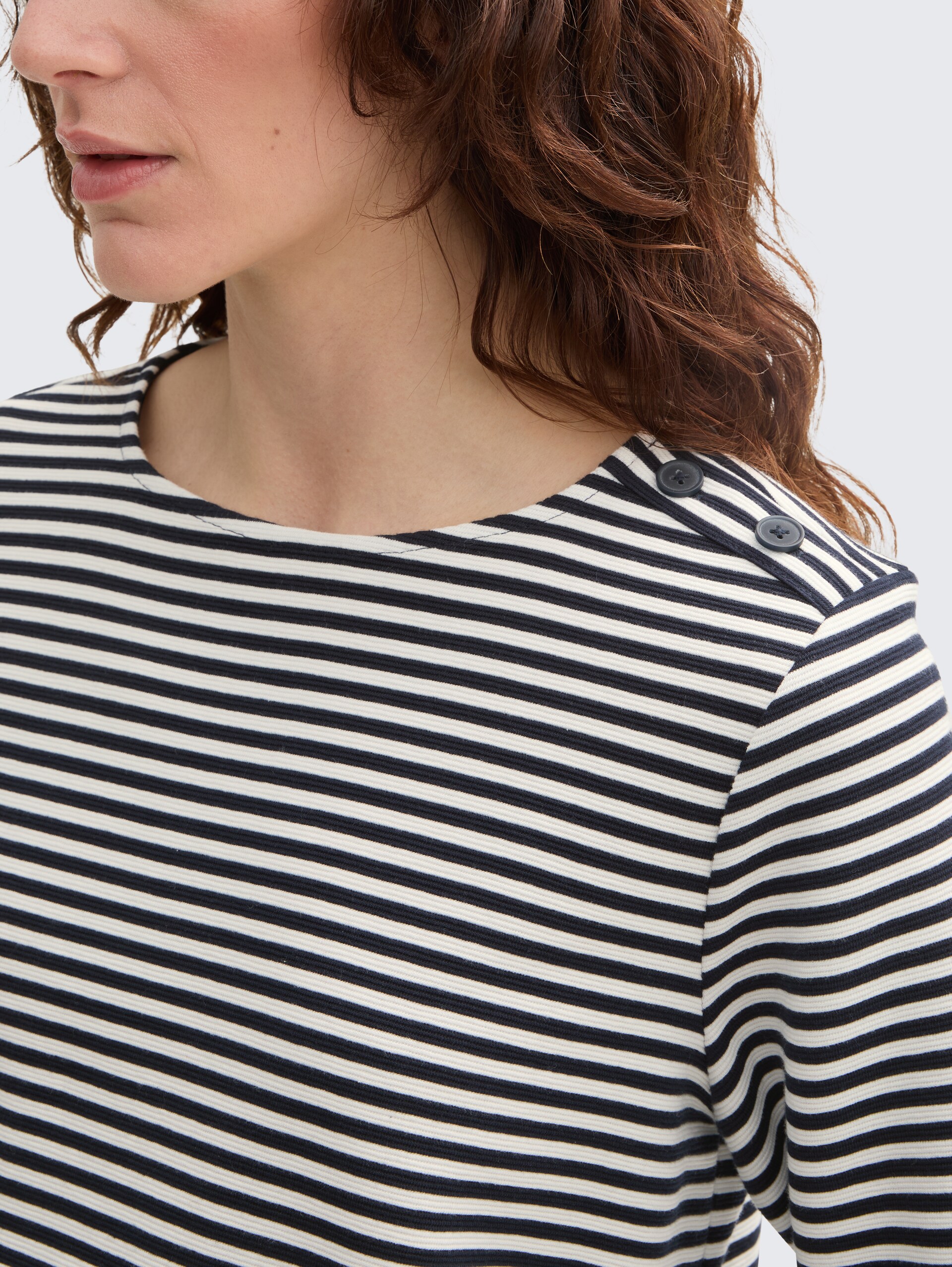 Langarmshirt mit Knopf-Details - offwhite navy regular stripe - Detail-Model-Ansicht