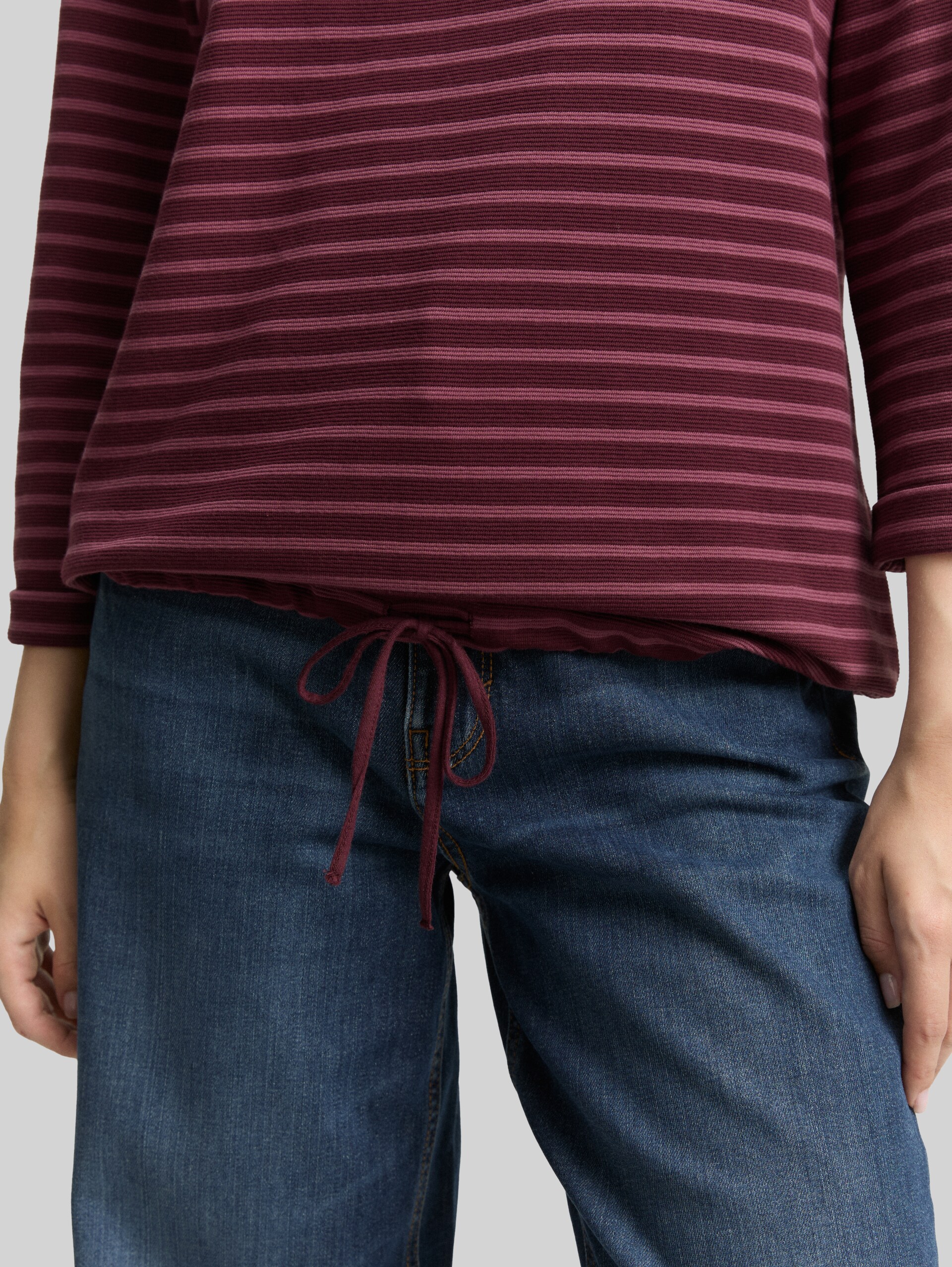 Long-sleeved shirt with button details - oxblood red stripe - Detail model view