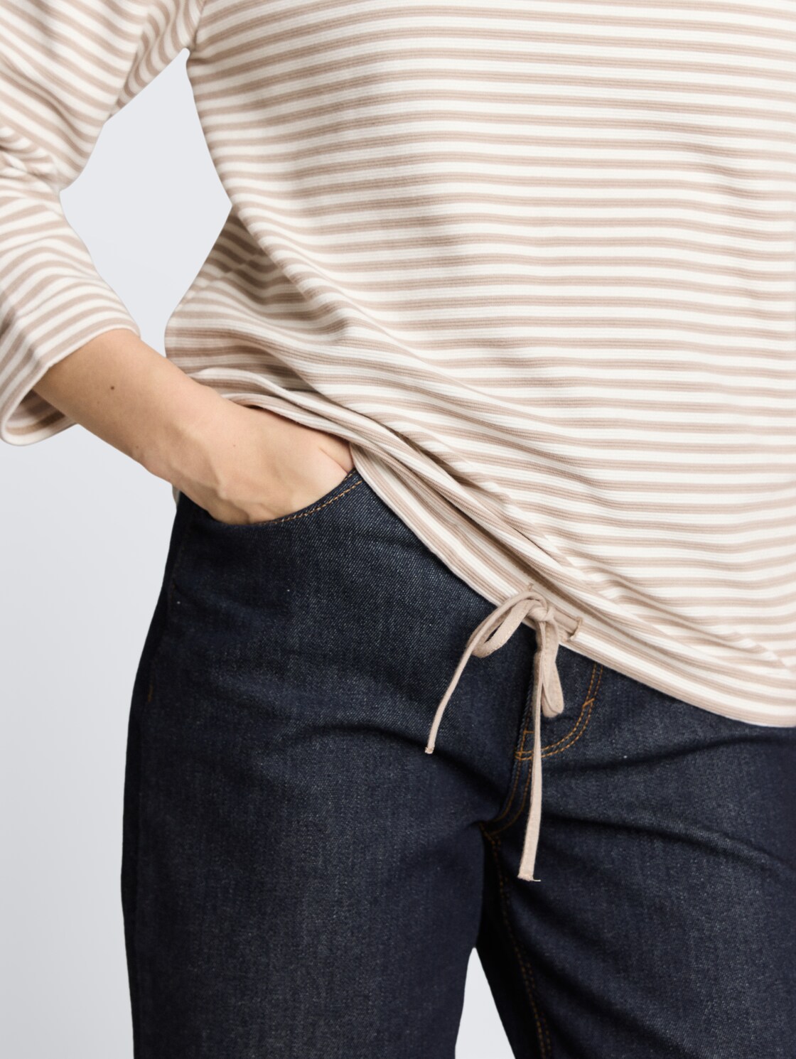 Langarmshirt mit Knopf-Details - taupe offwhite regular stripe - Detail-Model-Ansicht