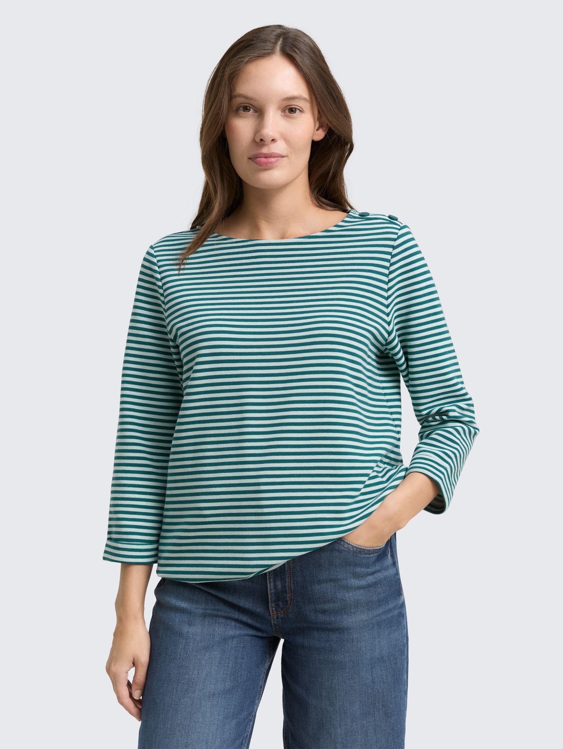 Langarmshirt mit Knopf-Details - mint green regular stripe - Ausschnitt Model-Vorderansicht