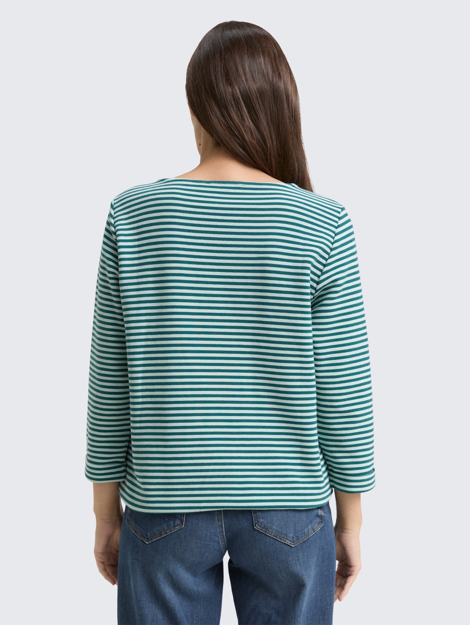 Langarmshirt mit Knopf-Details - mint green regular stripe - Auschnitt Model-Rückansicht
