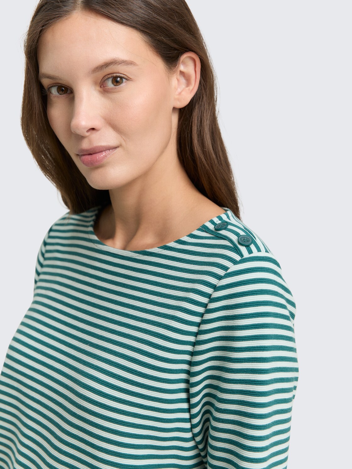Langarmshirt mit Knopf-Details - mint green regular stripe - Detail-Model-Ansicht