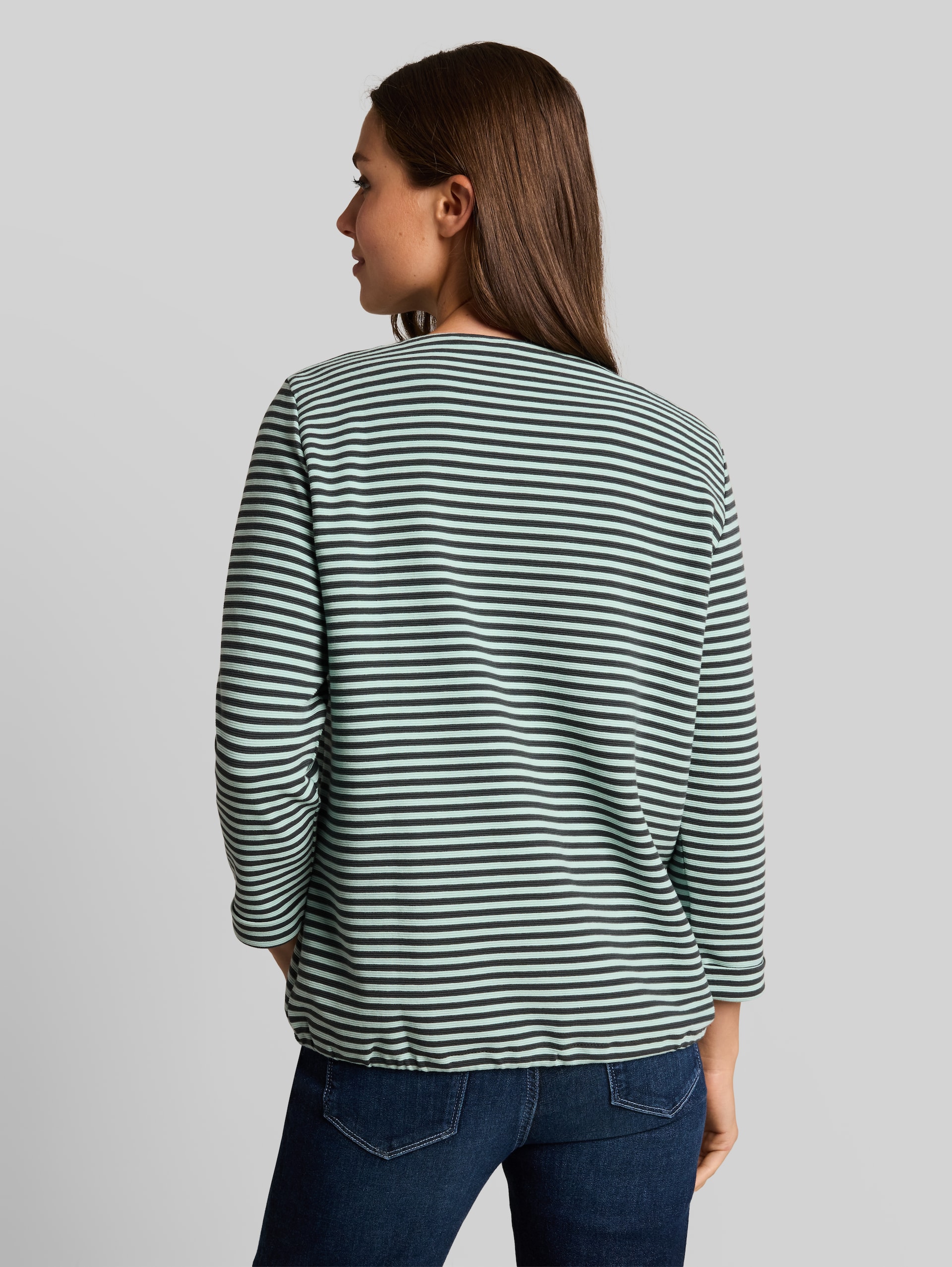 Langarmshirt mit Knopf-Details - darkest olive green stripe - Auschnitt Model-Rückansicht