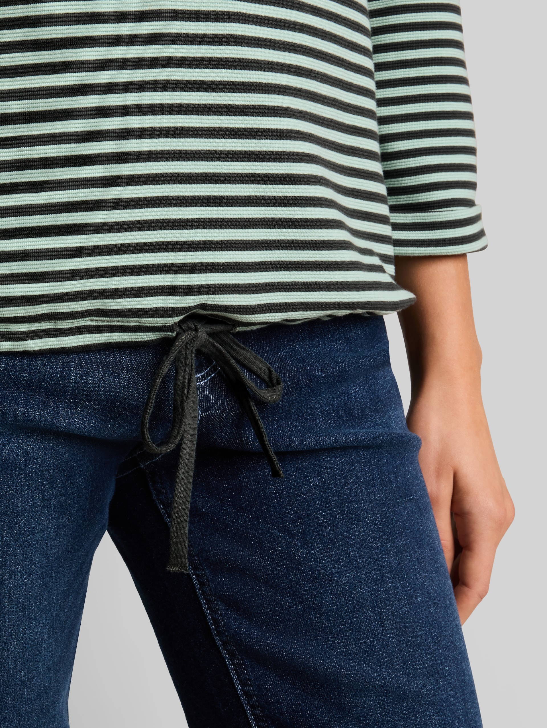 Langarmshirt mit Knopf-Details - darkest olive green stripe - Detail-Model-Ansicht