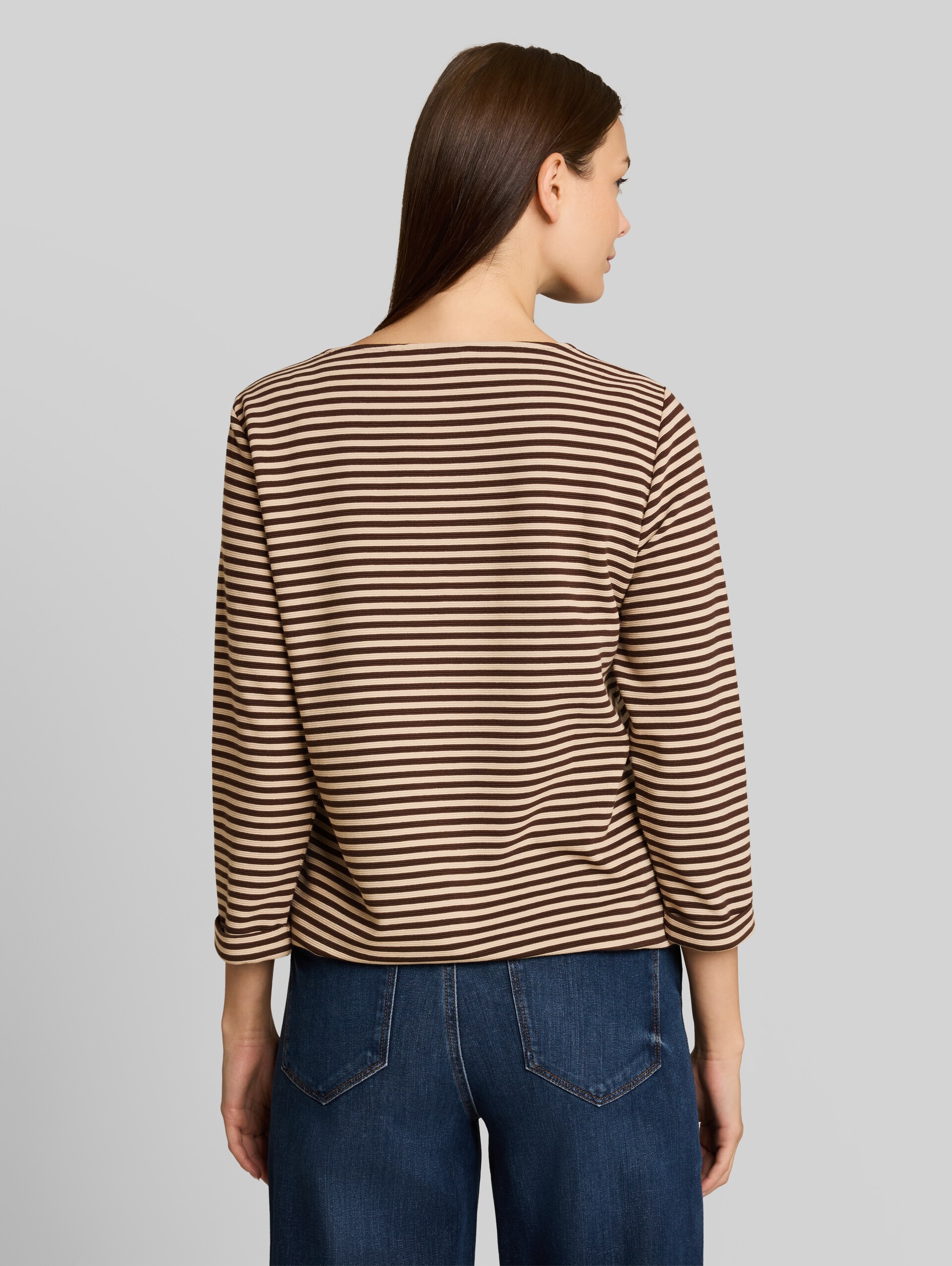 Langarmshirt mit Knopf-Details - dark brown beige stripe - Auschnitt Model-Rückansicht