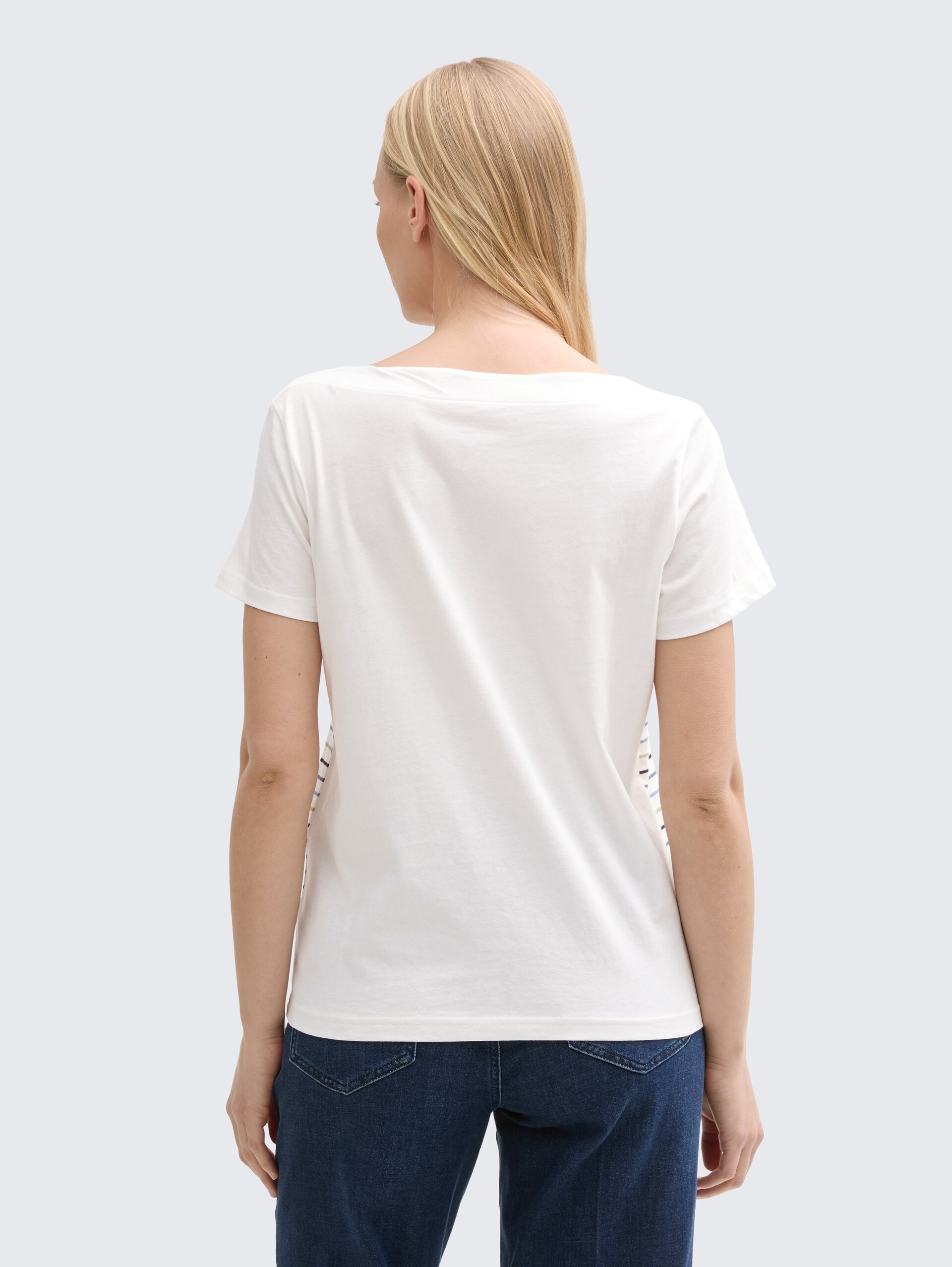 T-Shirt mit Streifenmuster - Whisper White - Auschnitt Model-Rückansicht