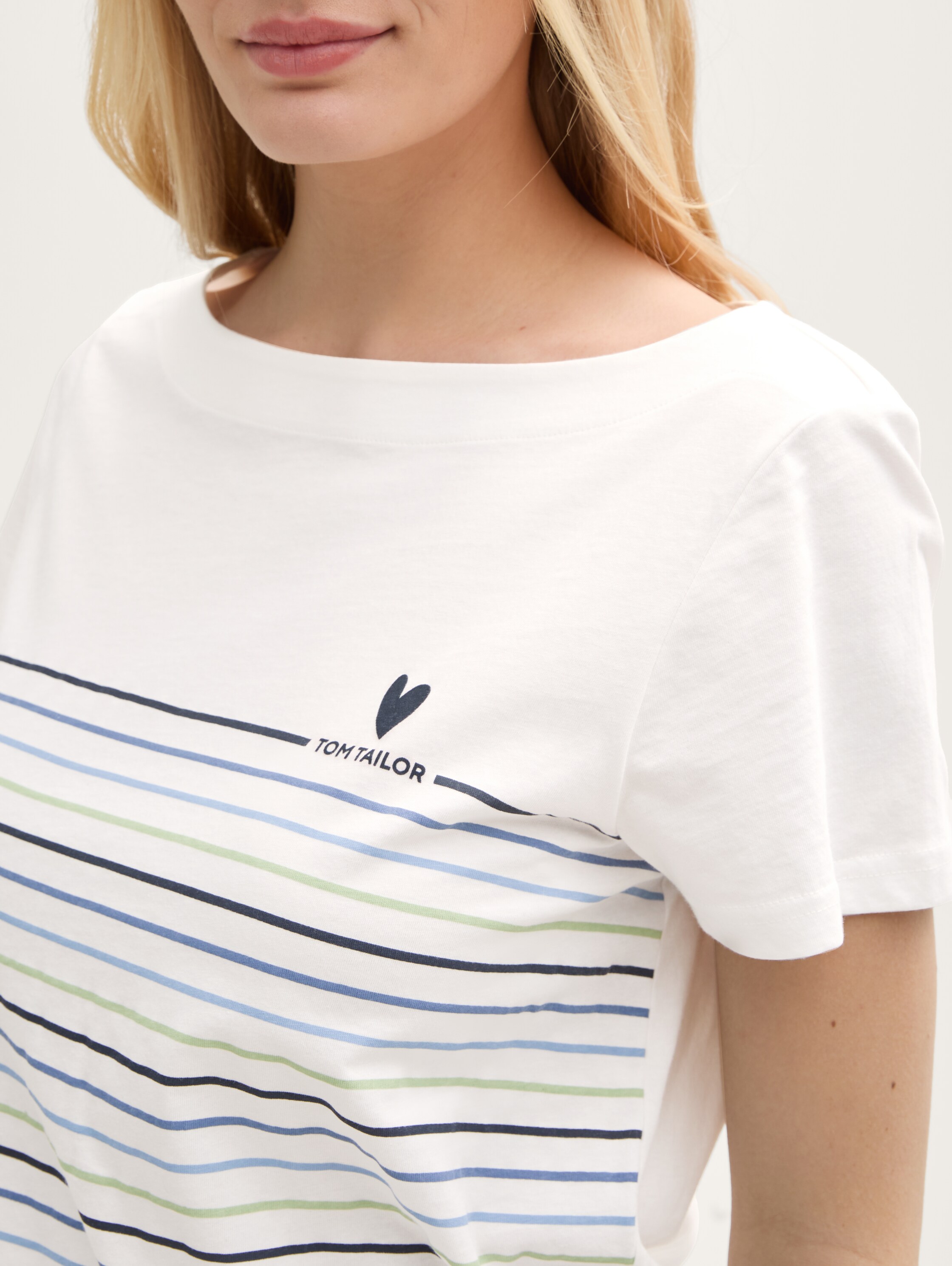 T-Shirt mit Streifenmuster - Whisper White - Detail-Model-Ansicht