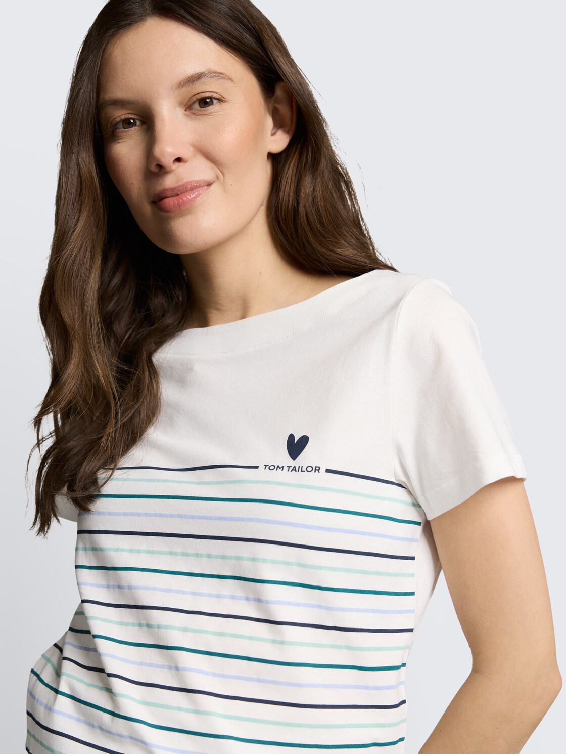 T-Shirt mit Streifenmuster - Dove White - Detail-Model-Ansicht