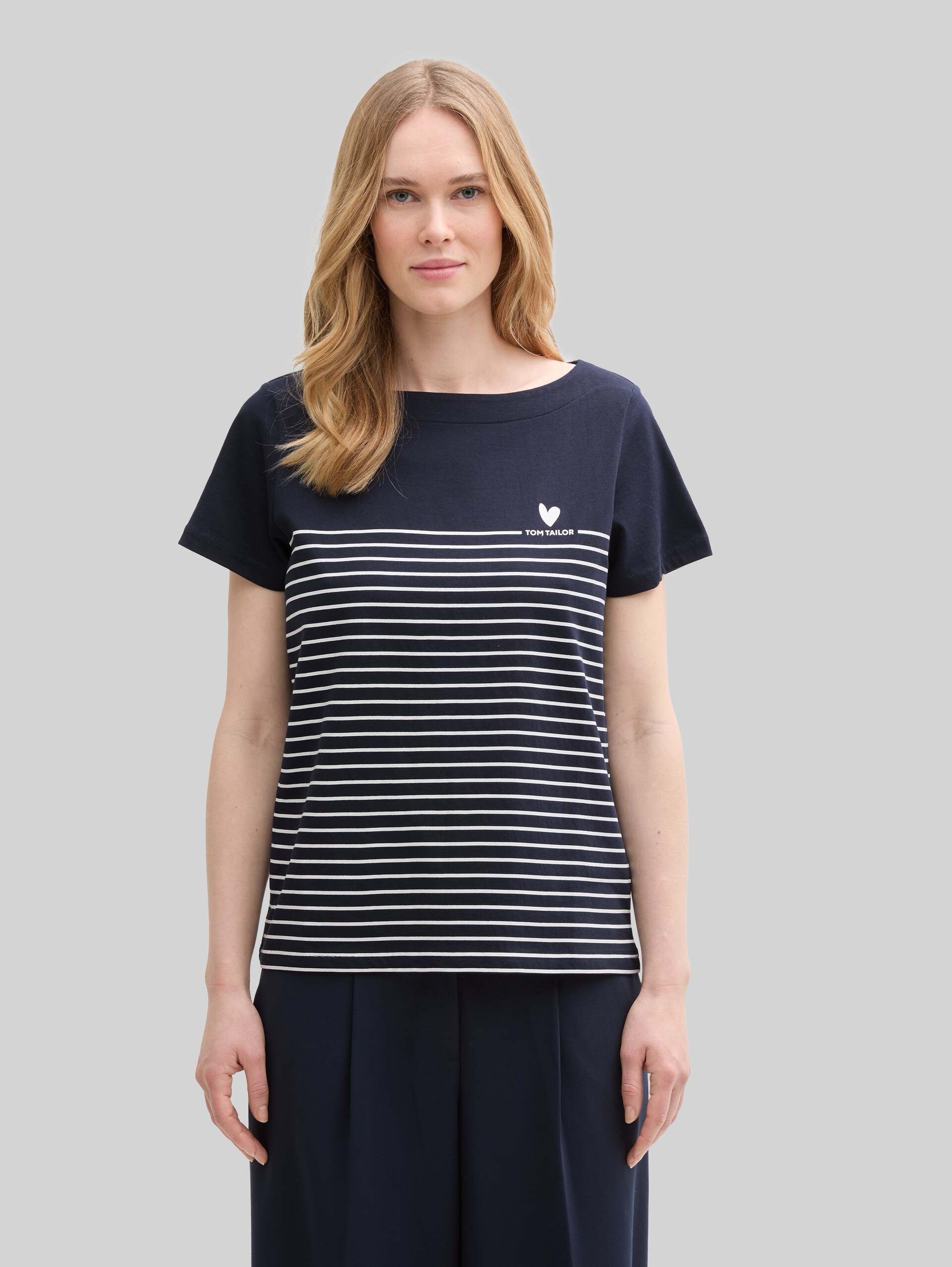 T-shirt with striped pattern - sky captain blue - Neckline model front view