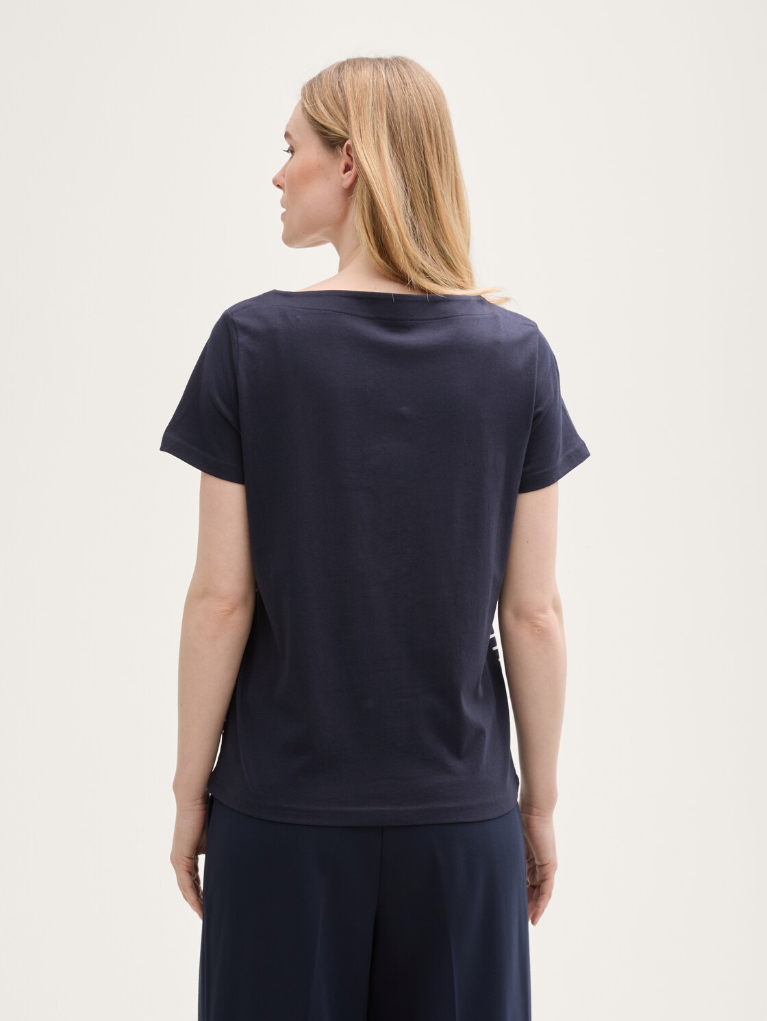 T-Shirt mit Streifenmuster - sky captain blue - Auschnitt Model-Rückansicht