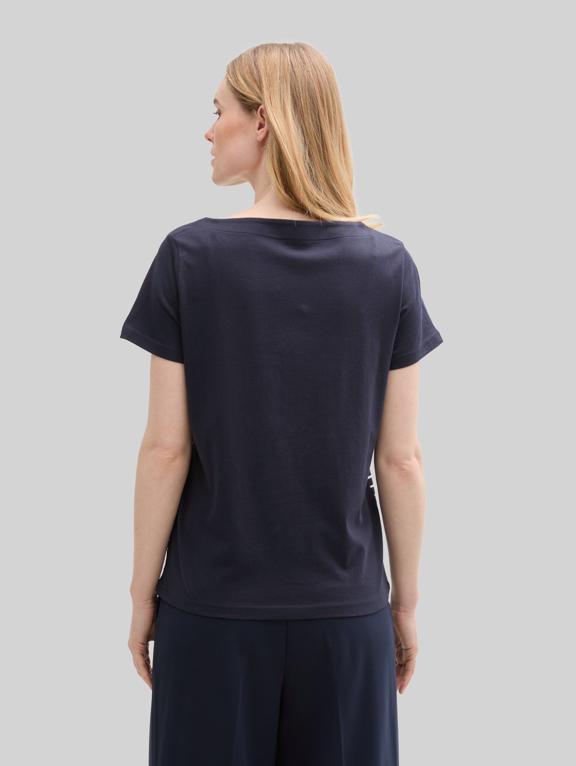 T-shirt with striped pattern - sky captain blue - Neckline model-back view