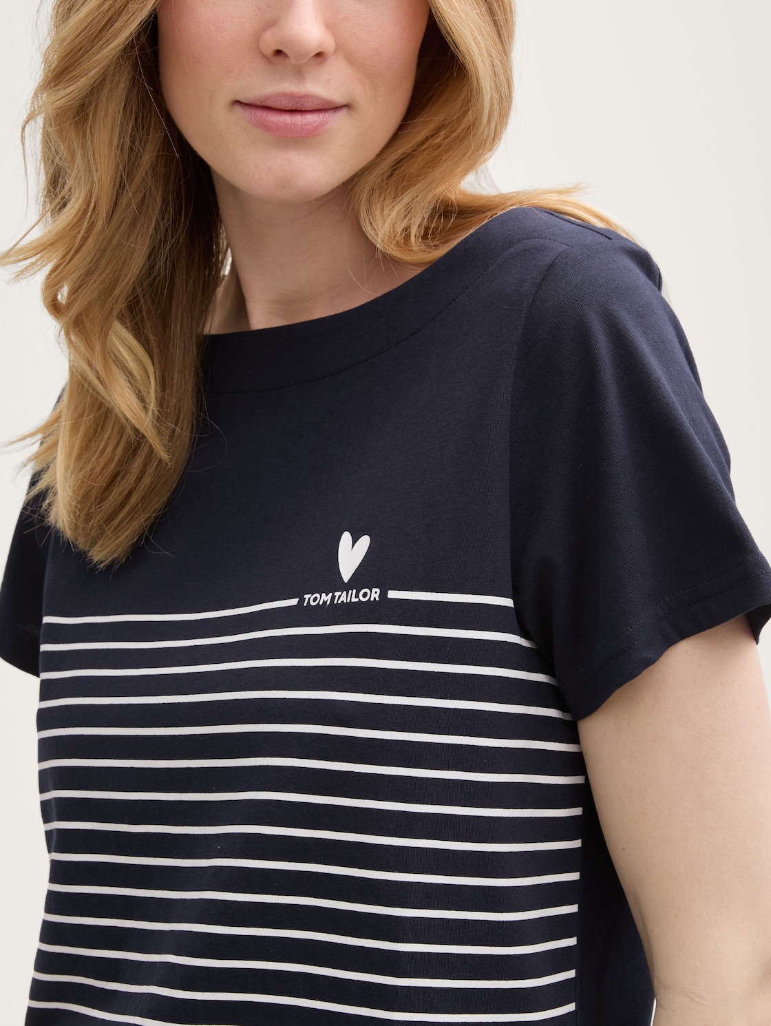 T-Shirt mit Streifenmuster - sky captain blue - Detail-Model-Ansicht