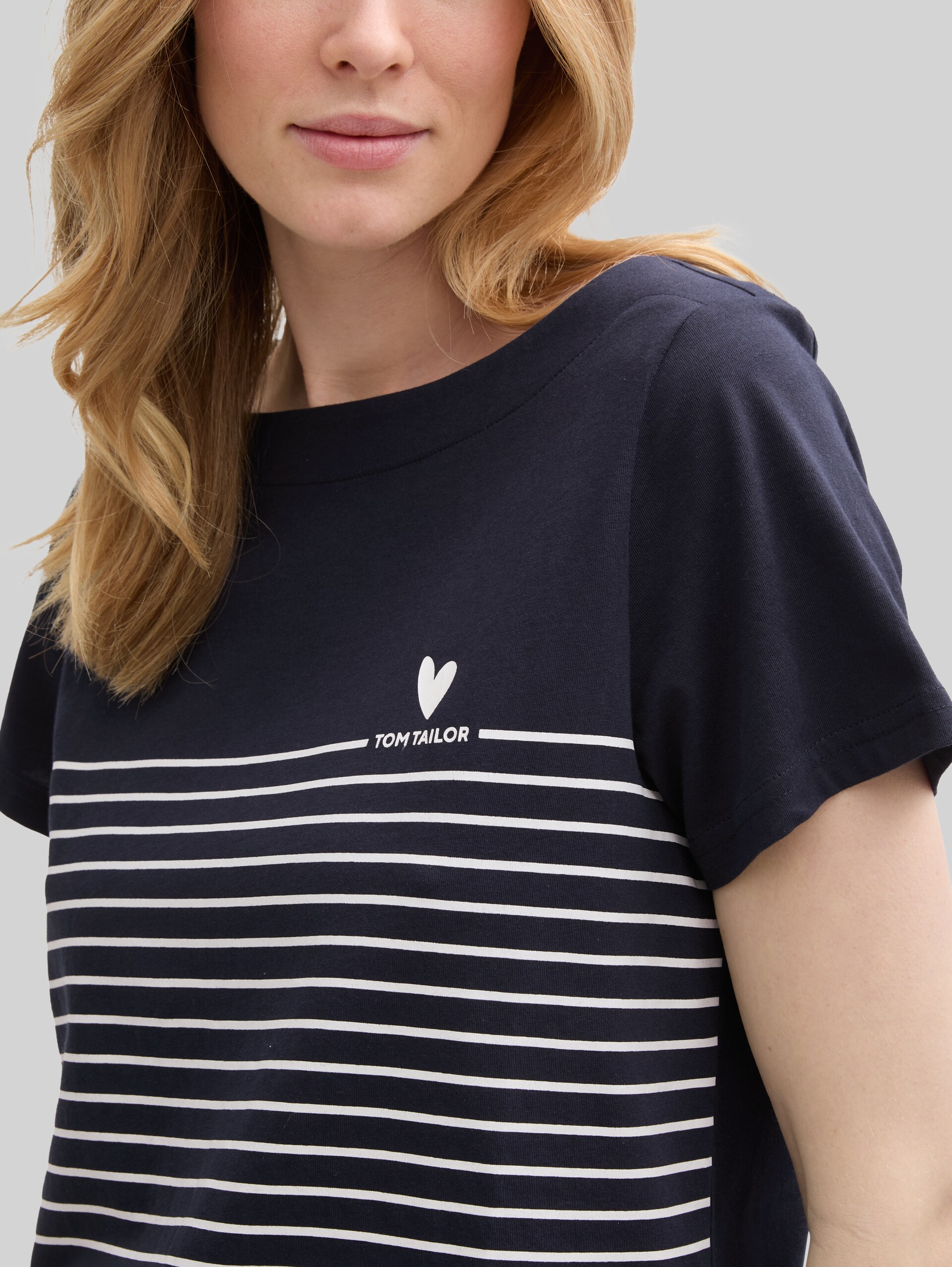 T-shirt with striped pattern - sky captain blue - Detail model view