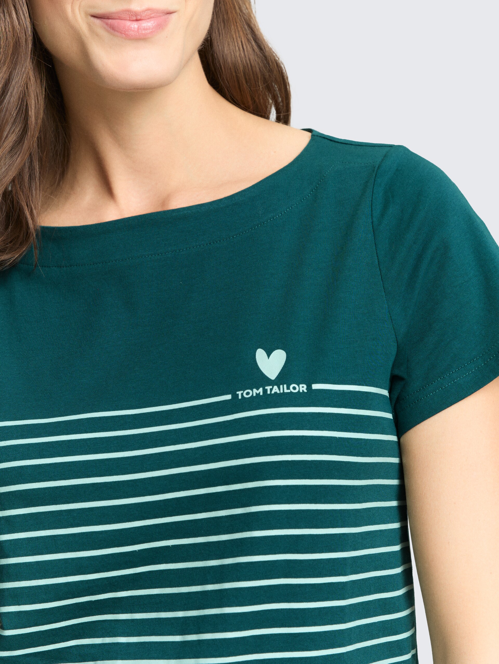 T-Shirt mit Streifenmuster - Deep Meadow Green - Detail-Model-Ansicht