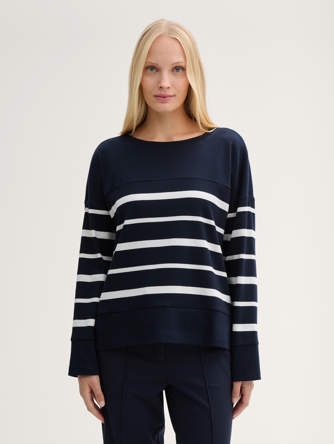 Ripp Langarmshirt mit Streifenmuster - blue offwhite irregular stripe - Ausschnitt Model-Vorderansicht