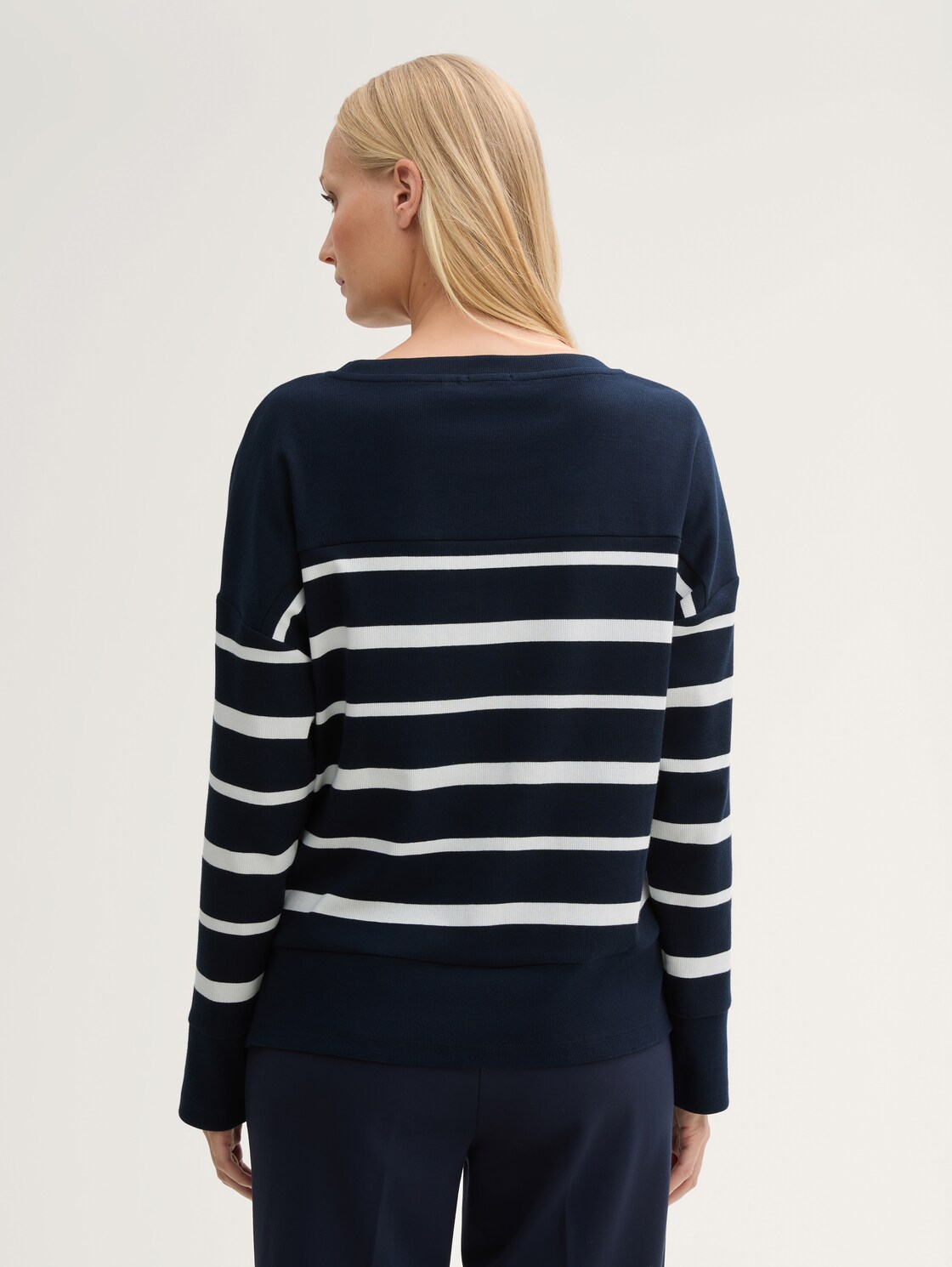 Ripp Langarmshirt mit Streifenmuster - blue offwhite irregular stripe - Auschnitt Model-Rückansicht