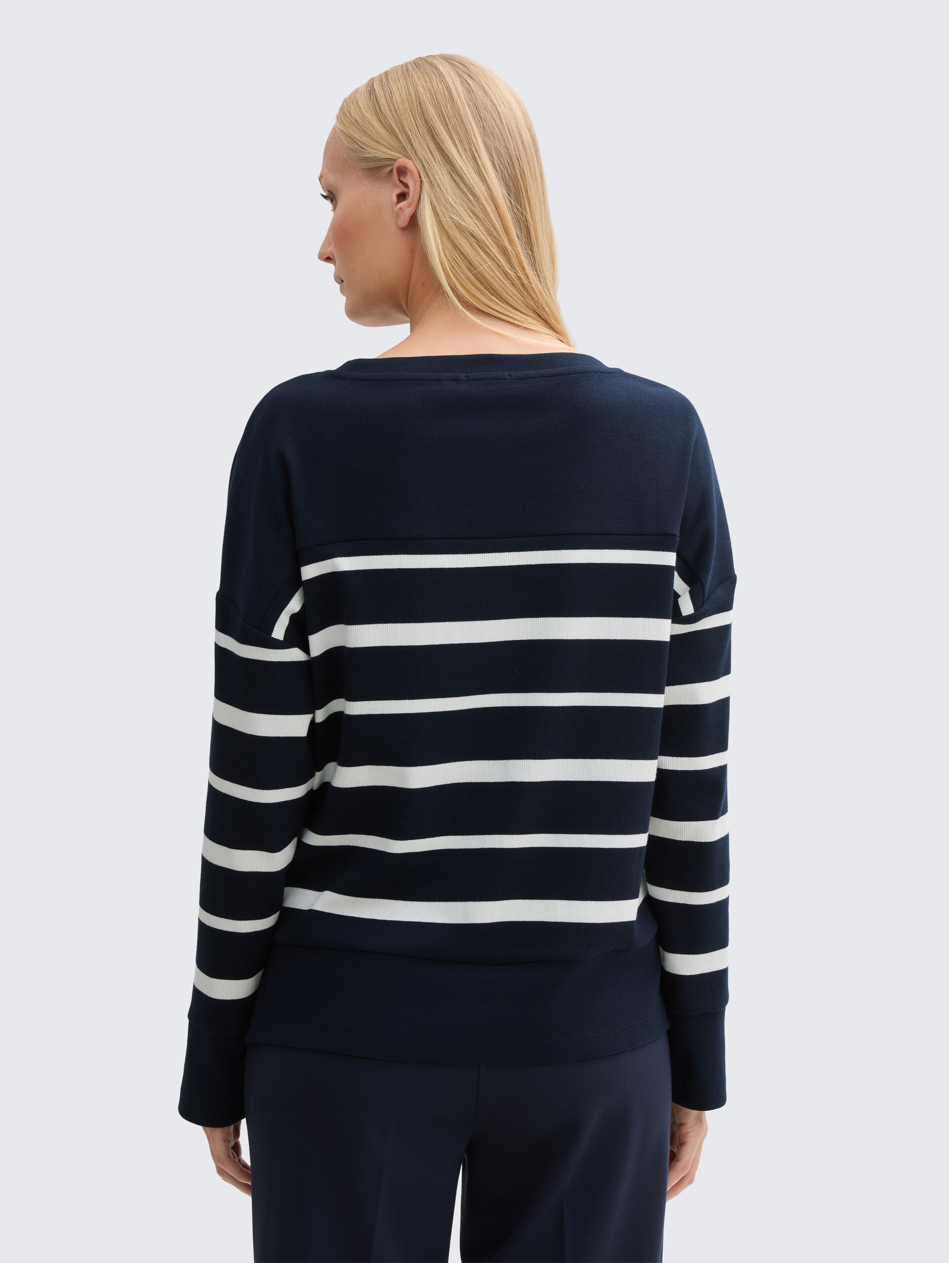 Ripp Langarmshirt mit Streifenmuster - blue offwhite irregular stripe - Auschnitt Model-Rückansicht