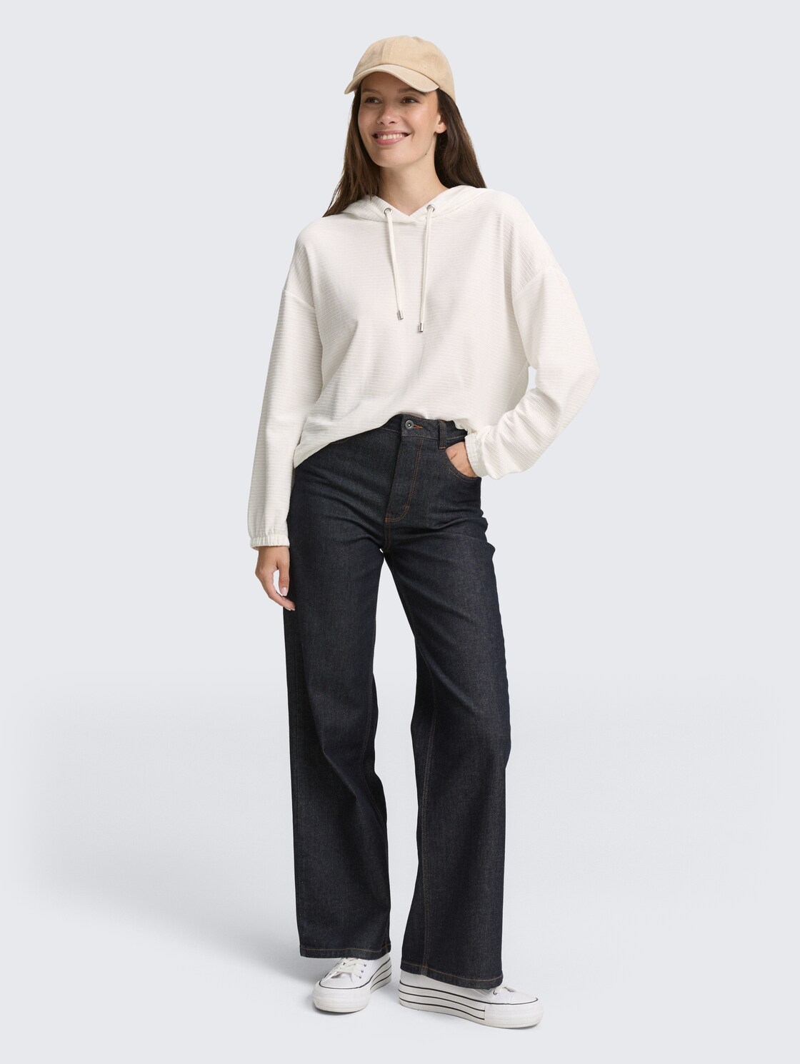 Langarmshirt mit Kapuze - Whisper White - Model-Vorderansicht