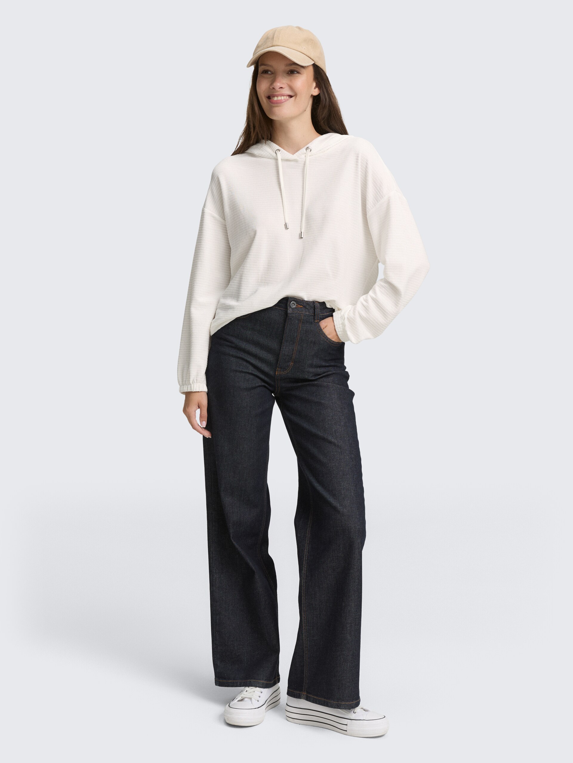Lange mouwen shirt met capuchon - Whisper White - Model vooraanzicht