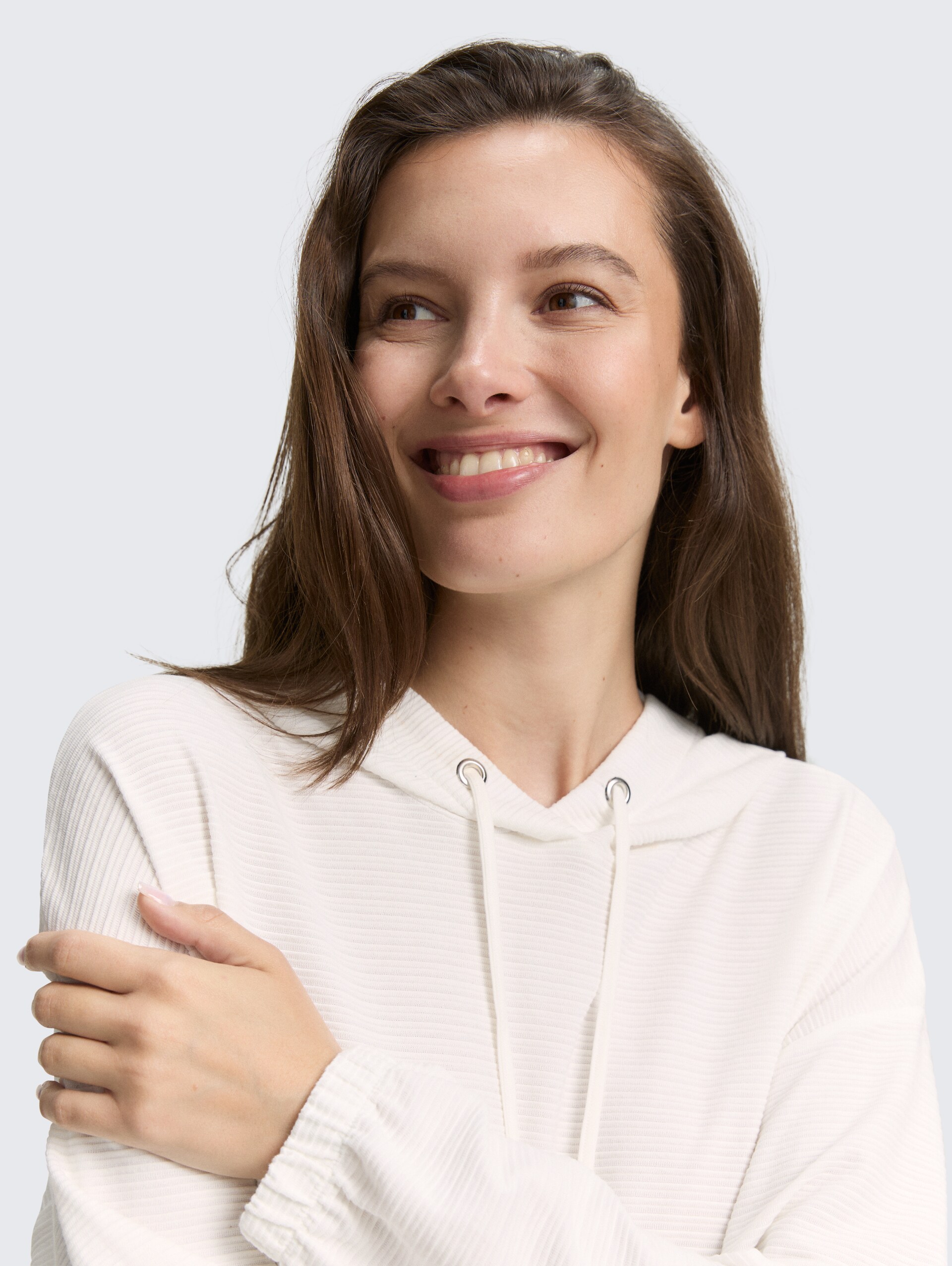 Lange mouwen shirt met capuchon - Whisper White - Detailaanzicht model