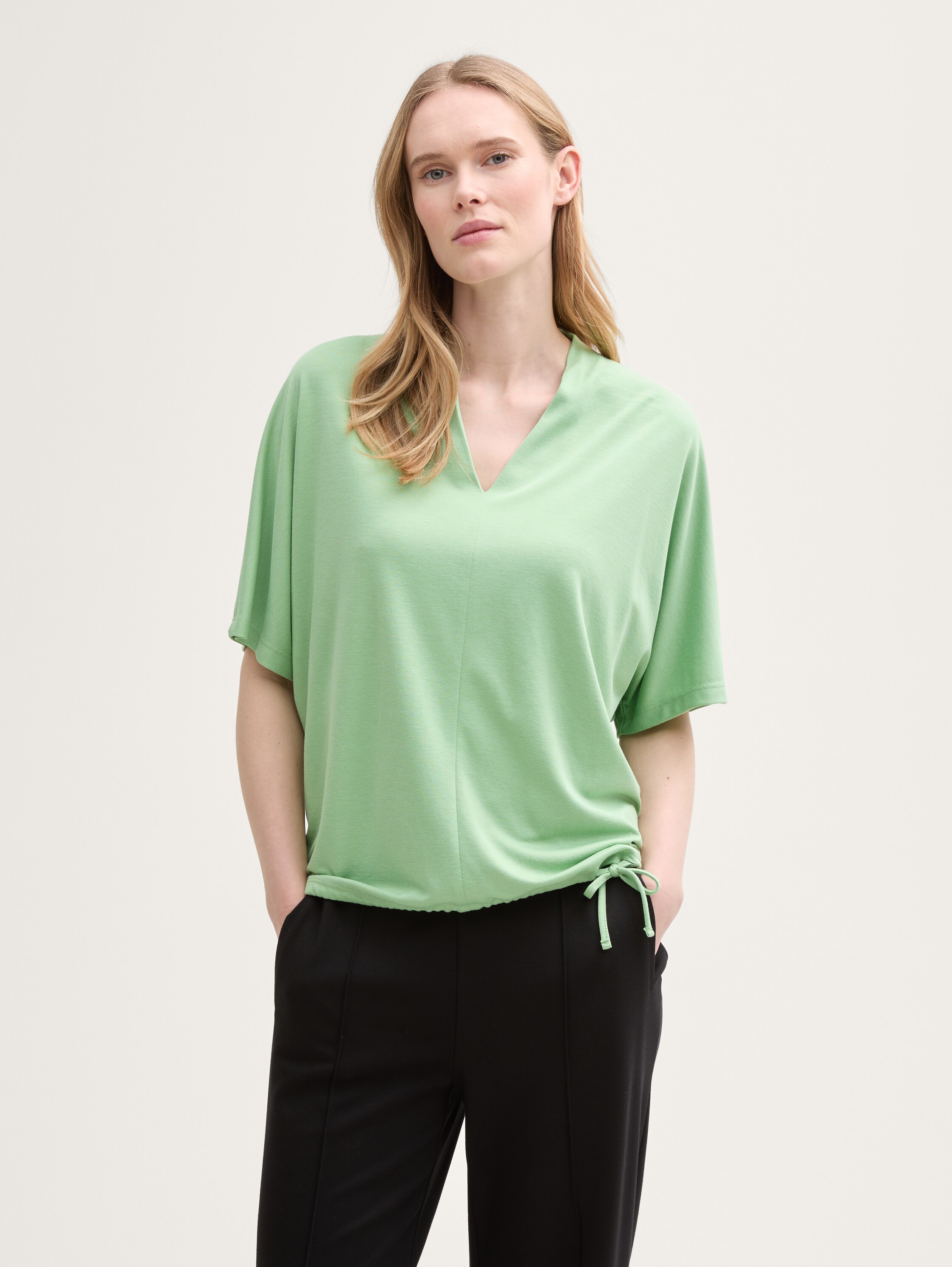 T-Shirt mit V-Ausschnitt - true_green - 