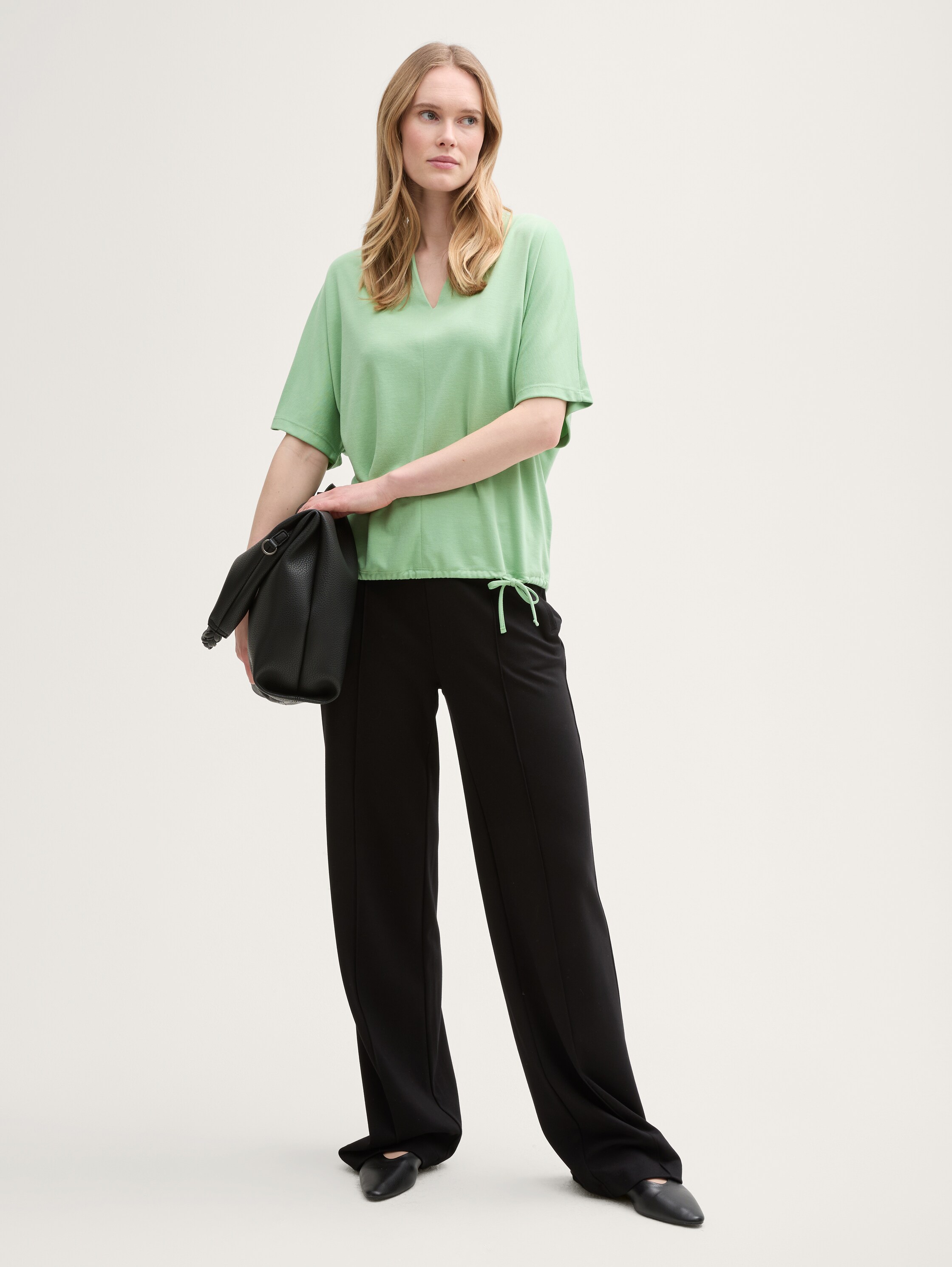 T-Shirt mit V-Ausschnitt - true_green - 