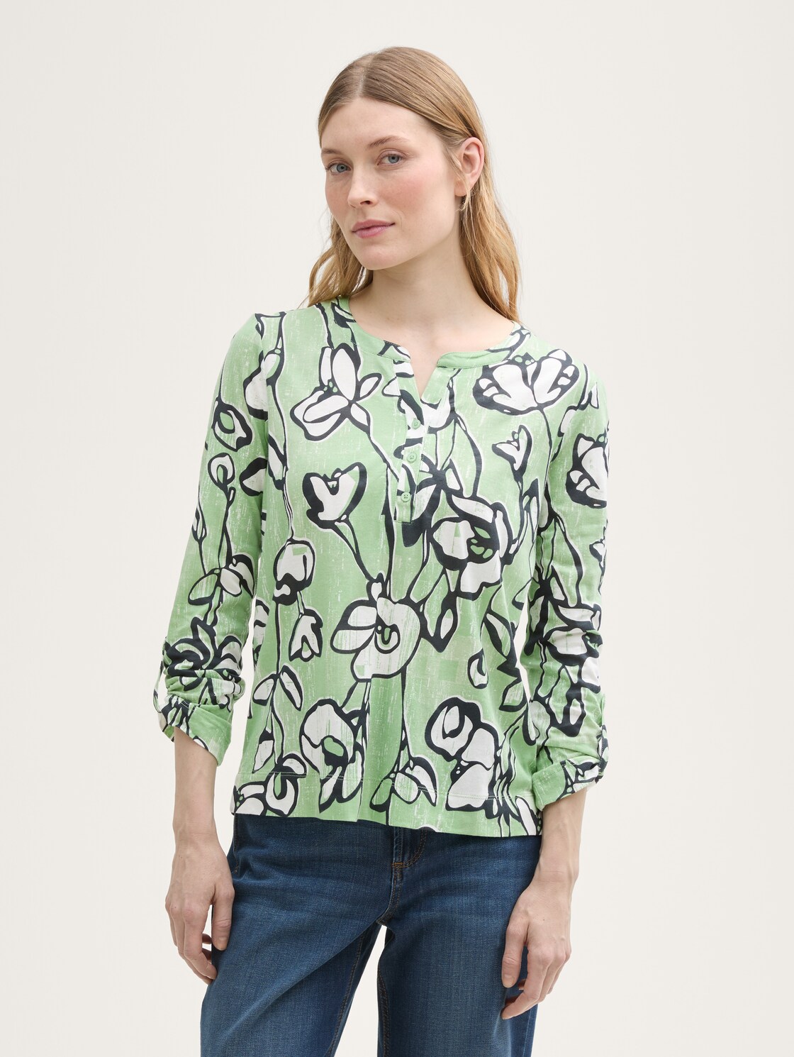 Henley Langarmshirt mit Muster - fresh spring floral design - Ausschnitt Model-Vorderansicht
