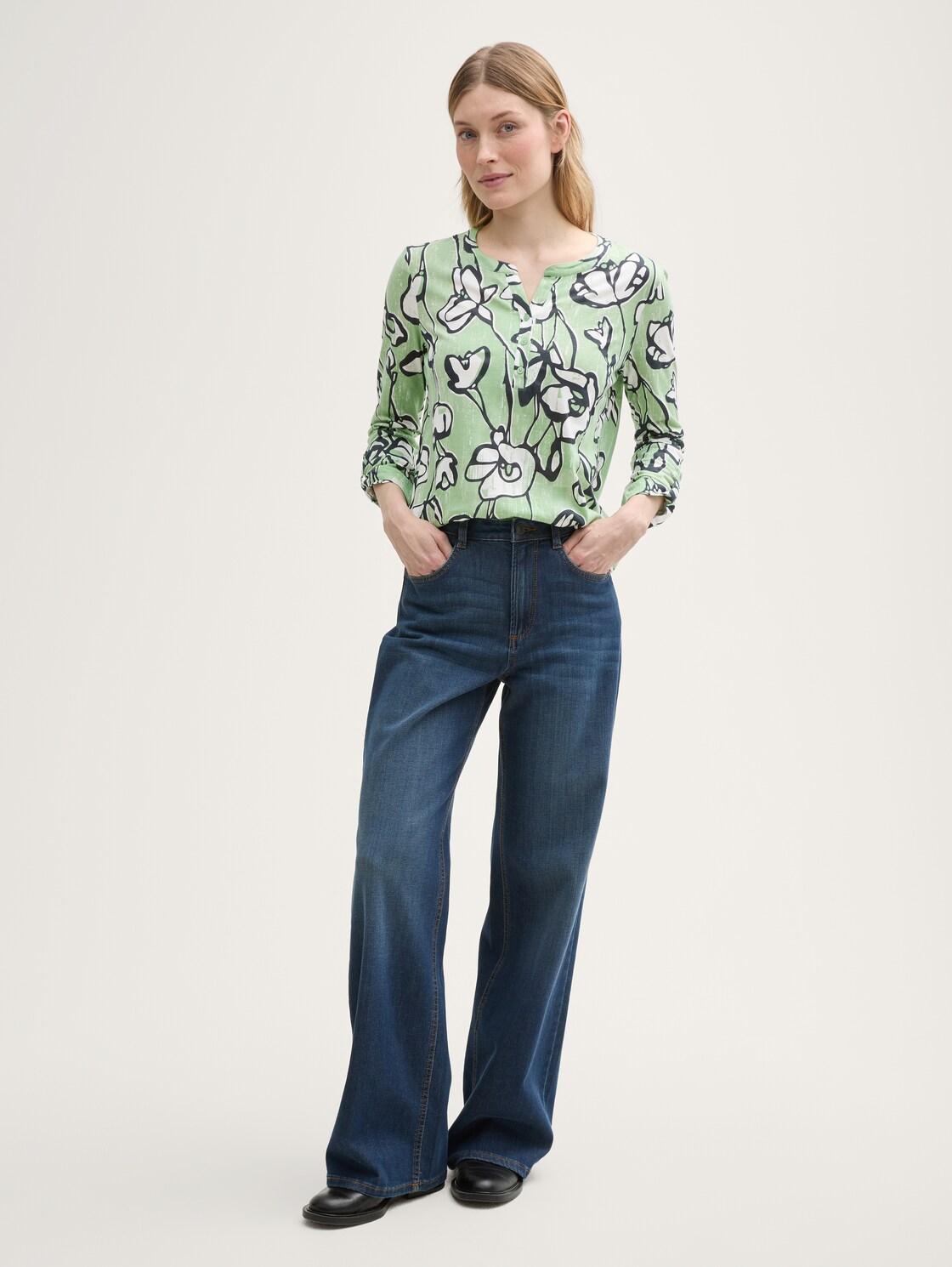 Henley Langarmshirt mit Muster - fresh spring floral design - Model-Vorderansicht