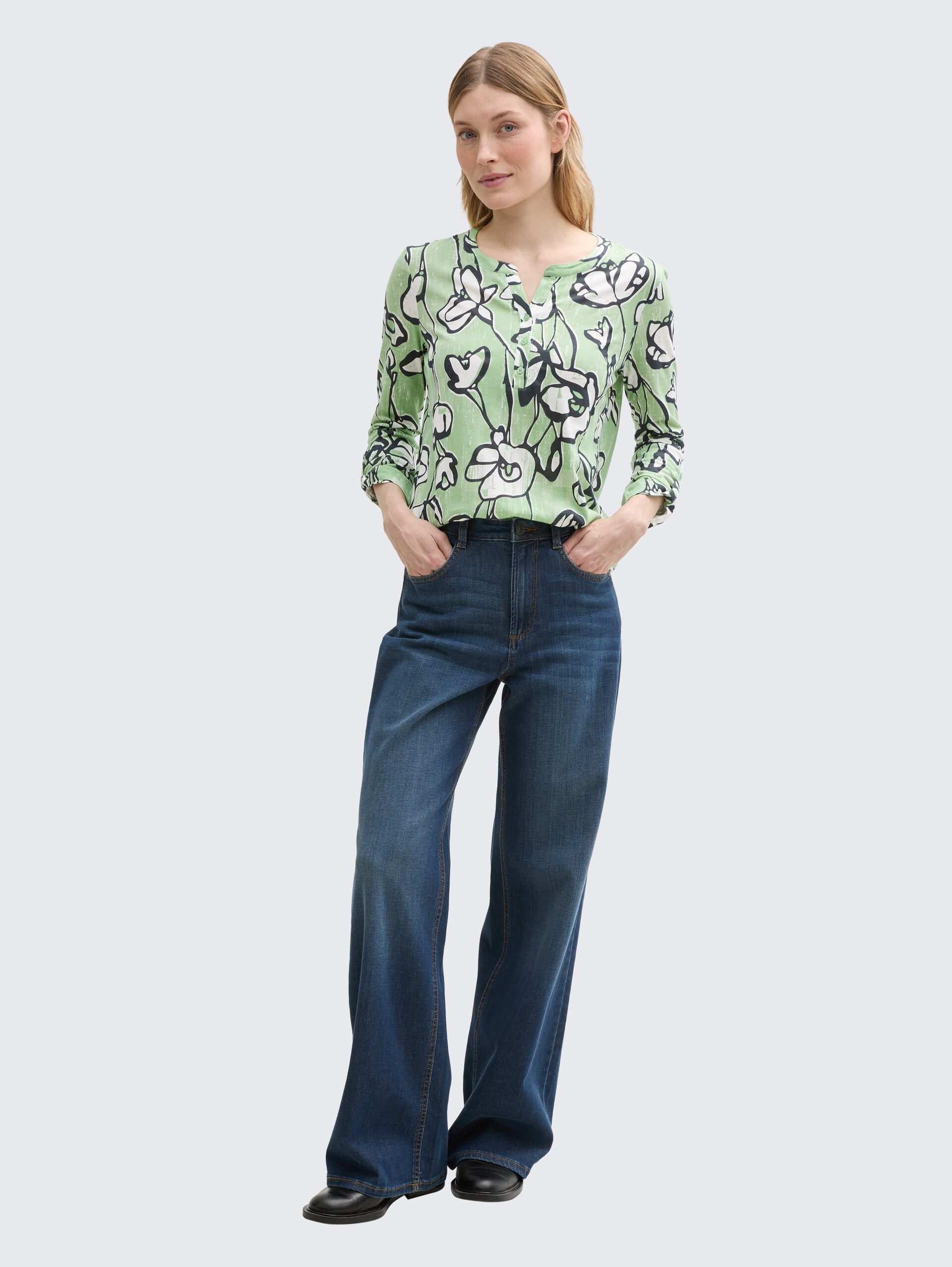 Henley Langarmshirt mit Muster - fresh spring floral design - Model-Vorderansicht